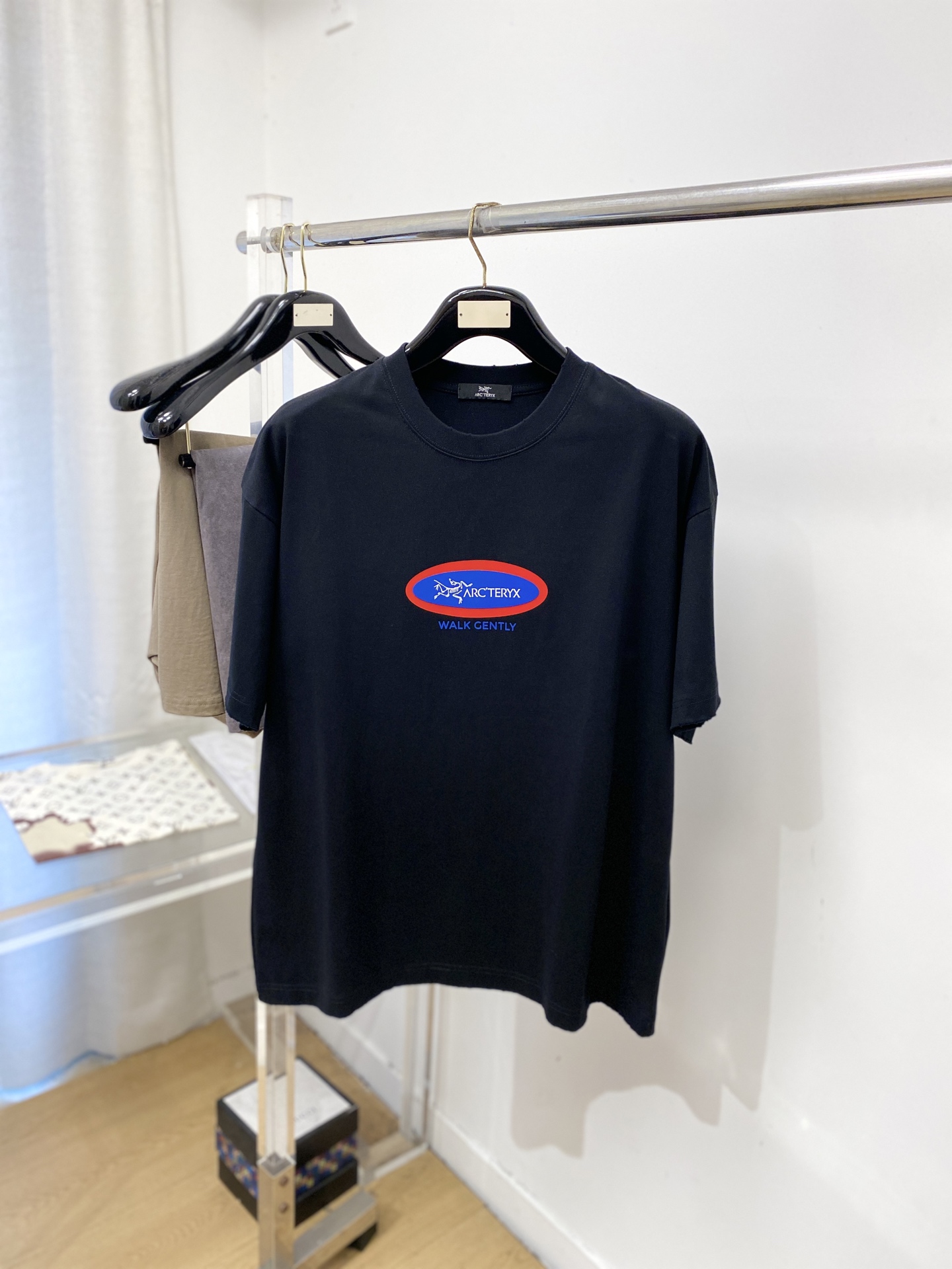 NO:844962,Arc'teryx, 2026 new short-sleeved T-shirt, handsome and fashionable, top-notch printed letter logo on the chest, simple and versatile. The fabric cotton is not only crisp and maintains the trendy silhouette, but also comfortable to wear, and the yarn is more delicate. Size M-3XL, arc'teryx, T-shirt, tees, t-shirt,19860909始祖鸟、2026新品短袖T恤,帅气时尚,胸前顶级印胶字母图案logo,简约百搭款.面料棉 不仅挺括,保持潮流的廓形,又穿着舒适,纱织更细腻,码数M-3XL,arc'teryx,T-shirt,tees，t-shirt,,Men's clothing
