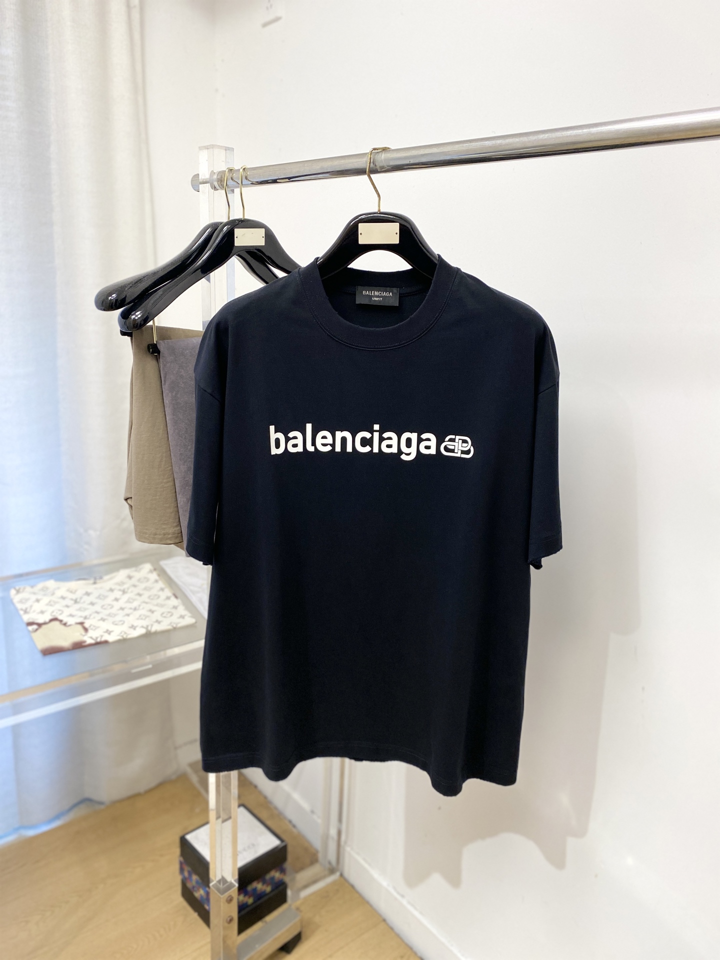 NO:844967,Balenciaga, 2026 new short-sleeved T-shirt, handsome and fashionable, top-notch printed letter logo on the chest, simple and versatile. The fabric cotton is not only crisp and maintains the trendy silhouette, but also comfortable to wear, and the yarn is more delicate. Size M-3XL, balenciaga, T-shirt, tees, t-shirt,19860909巴黎世家、2026新品短袖T恤,帅气时尚,胸前顶级印胶字母图案logo,简约百搭款.面料棉 不仅挺括,保持潮流的廓形,又穿着舒适,纱织更细腻,码数M-3XL,,balenciaga,T-shirt,tees，t-shirt,,Men's clothing