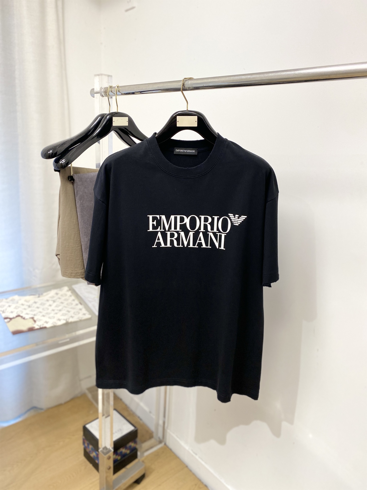 NO:844927,Armani, 2026 new short-sleeved T-shirt, handsome and fashionable, top-notch printed letter logo on the chest, simple and versatile. The fabric cotton is not only crisp and maintains the trendy silhouette, but also comfortable to wear, and the yarn is more delicate. The size is M-3XL, armani, T-shirt, tees, t-shirt,19860909阿玛尼、2026新品短袖T恤,帅气时尚,胸前顶级印胶字母图案logo,简约百搭款.面料棉 不仅挺括,保持潮流的廓形,又穿着舒适,纱织更细腻,码数M-3XL,,armani,T-shirt,tees，t-shirt,,Men's clothing