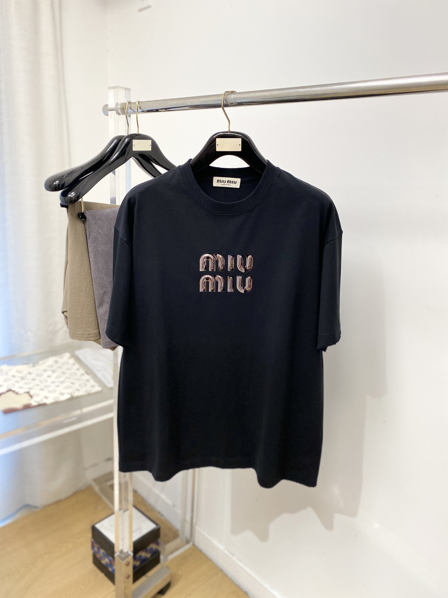 NO:844931,miu miu, 2026 new short-sleeved T-shirt, handsome and fashionable, top-notch printed letter logo on the chest, simple and versatile. The fabric cotton is not only crisp and maintains the trendy silhouette, but also comfortable to wear, and the yarn is more delicate. Size M-3XL,, miumiu, T-shirt, tees, t-shirt,19860909miu miu、2026新品短袖T恤,帅气时尚,胸前顶级印胶字母logo,简约百搭款.面料棉 不仅挺括,保持潮流的廓形,又穿着舒适,纱织更细腻,码数M-3XL,,miumiu,T-shirt,tees，t-shirt,,Men's clothing