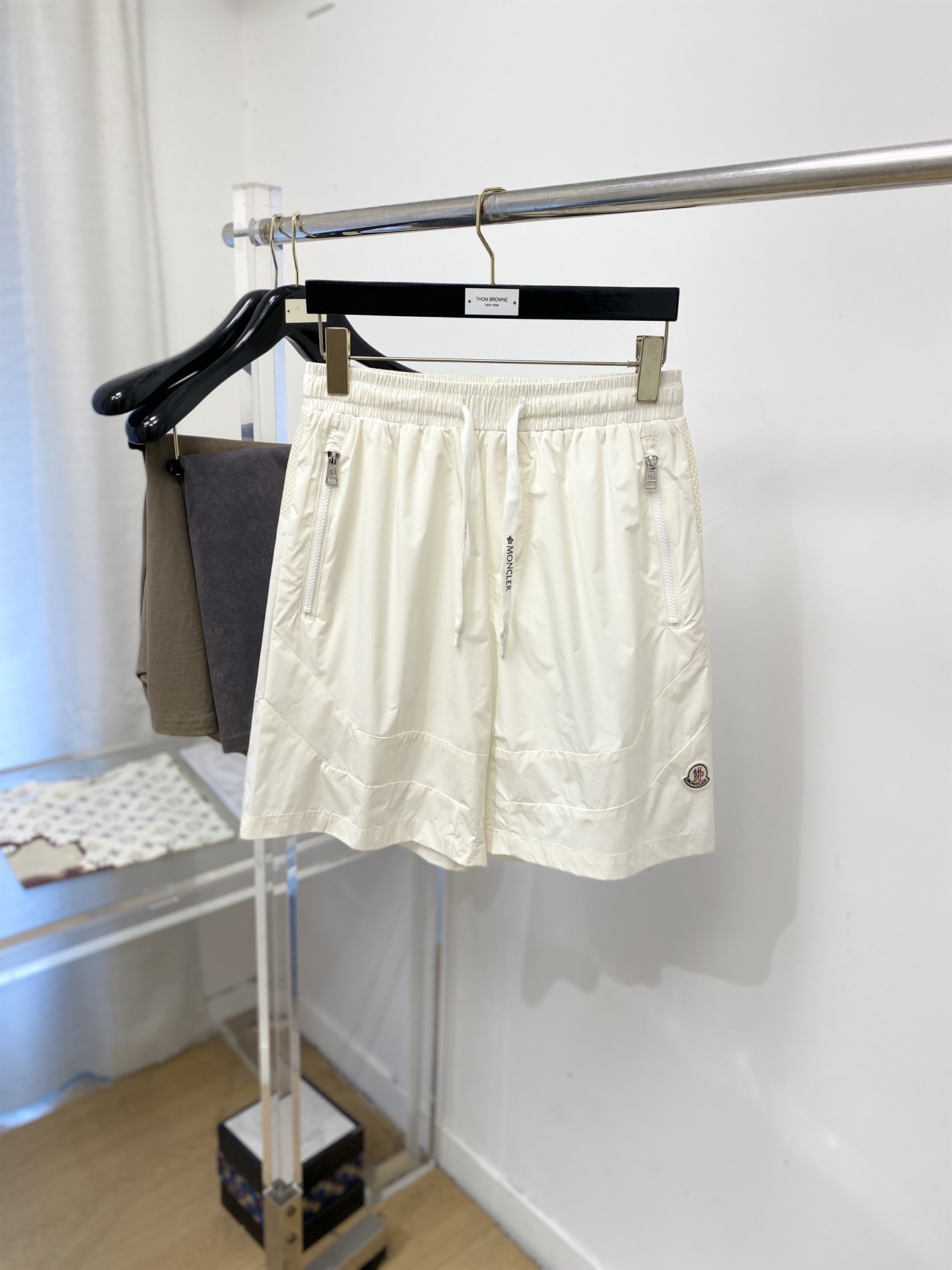 NO:844943,Covered mouth, 2026 popular casual shorts, high elasticity, slimming, simple and versatile, popular style, fine workmanship, every stitch can be seen attentiveness, favorite of many celebrities and Internet celebrities, elongating body proportions!  Micro-elastic comfortable fabric Details Body size M-3XL, Moncler, shorts,19860909蒙口、2026爆款休闲短裤 高弹显瘦必爆简约百搭爆款,做工精细,每一针都看得到用心,超多明星网红最爱 拉长身材比例哦！微弹 舒适面料 细节体码数M-3XL,,Moncler,shorts,,Men's clothing