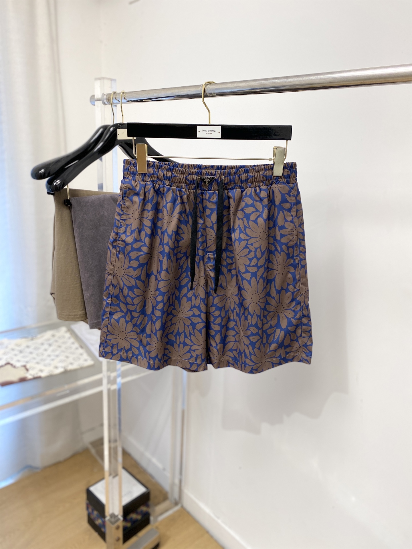 NO:844953,Prada, 2026 popular casual shorts, high elasticity, slimming, simple and versatile, popular style, fine workmanship, you can see the care in every stitch, favorite of many celebrities and Internet celebrities, elongating body proportions!  Micro-elastic comfortable fabric details body size M-3XL, prada, shorts,19860909普拉达、2026爆款休闲短裤 高弹显瘦必爆简约百搭爆款,做工精细,每一针都看得到用心,超多明星网红最爱 拉长身材比例哦！微弹 舒适面料 细节体码数M-3XL,,prada,shorts,,Men's clothing