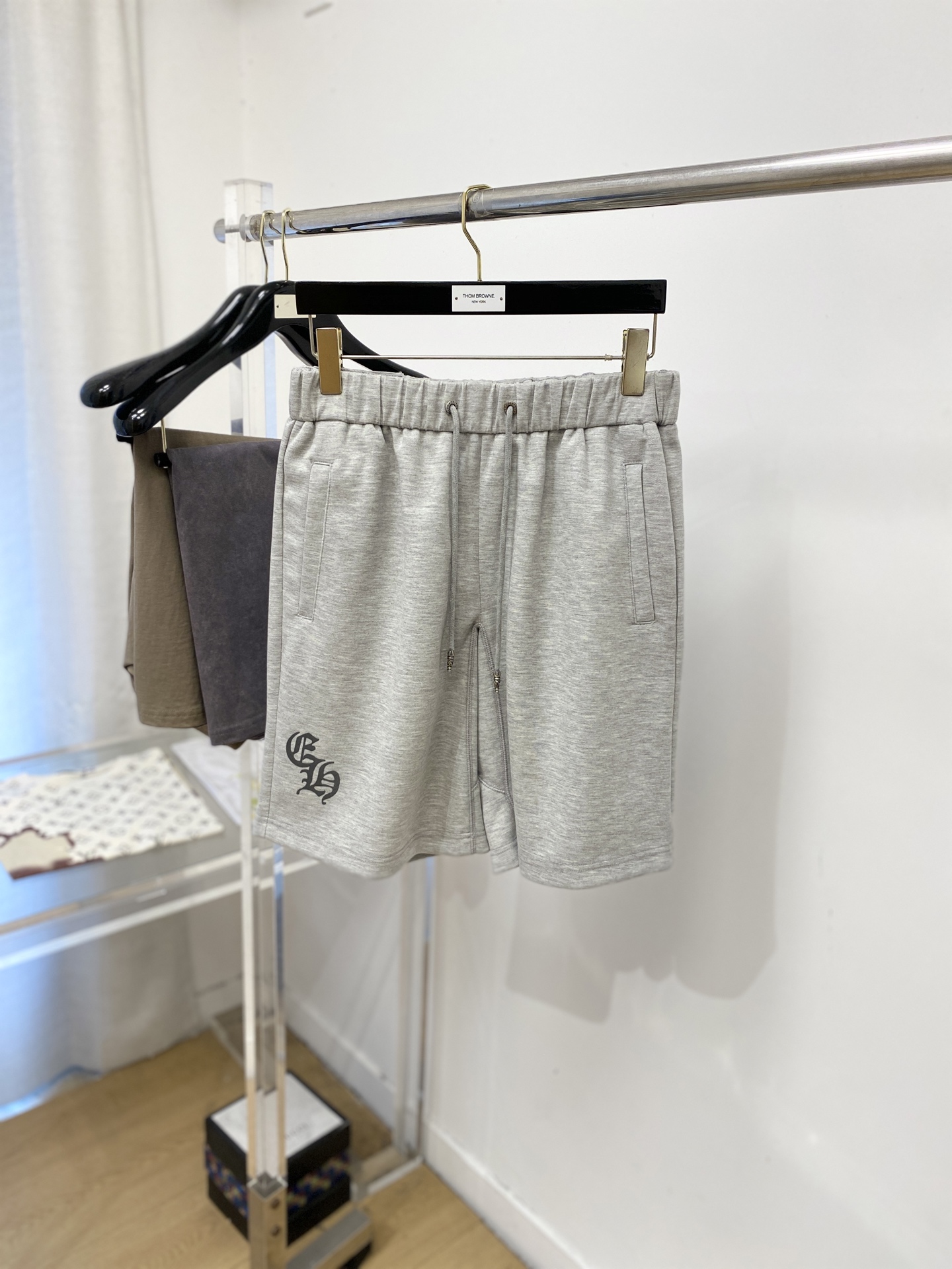 NO:844963,Croixin, the 2026 popular casual shorts. High elasticity, slimming, simple and versatile. The workmanship is fine, and the care can be seen in every stitch. It is the favorite of many celebrities and Internet celebrities. It lengthens the body proportions!  Micro-elastic comfortable fabric Details Body size M-3XL, chrome hearts, shorts,19860909克罗心、2026爆款休闲短裤 高弹显瘦必爆简约百搭爆款,做工精细,每一针都看得到用心,超多明星网红最爱 拉长身材比例哦！微弹 舒适面料 细节体码数M-3XL,,chrome hearts,shorts,,Men's clothing
