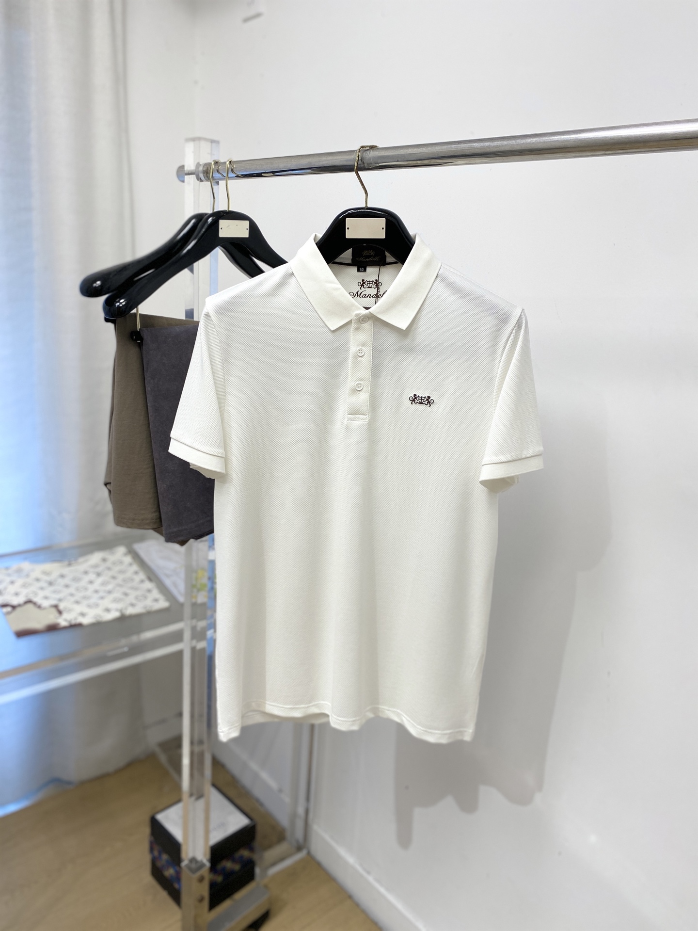 NO:844972,Mandelli fashion brand, 2026 new short-sleeved T-shirt, handsome and fashionable, with exquisite embroidered logo on the chest, simple and versatile. The fabric cotton is not only crisp and maintains the trendy silhouette, but also comfortable to wear, and the yarn is more delicate. Size M-3XL, T-shirt, tees, t-shirt,19860909Mandelli 时尚潮牌、2026新品短袖T恤,帅气时尚,胸前精致刺绣图案logo,简约百搭款.面料棉 不仅挺括,保持潮流的廓形,又穿着舒适,纱织更细腻,码数M-3XL,,T-shirt,tees，t-shirt,,Men's clothing