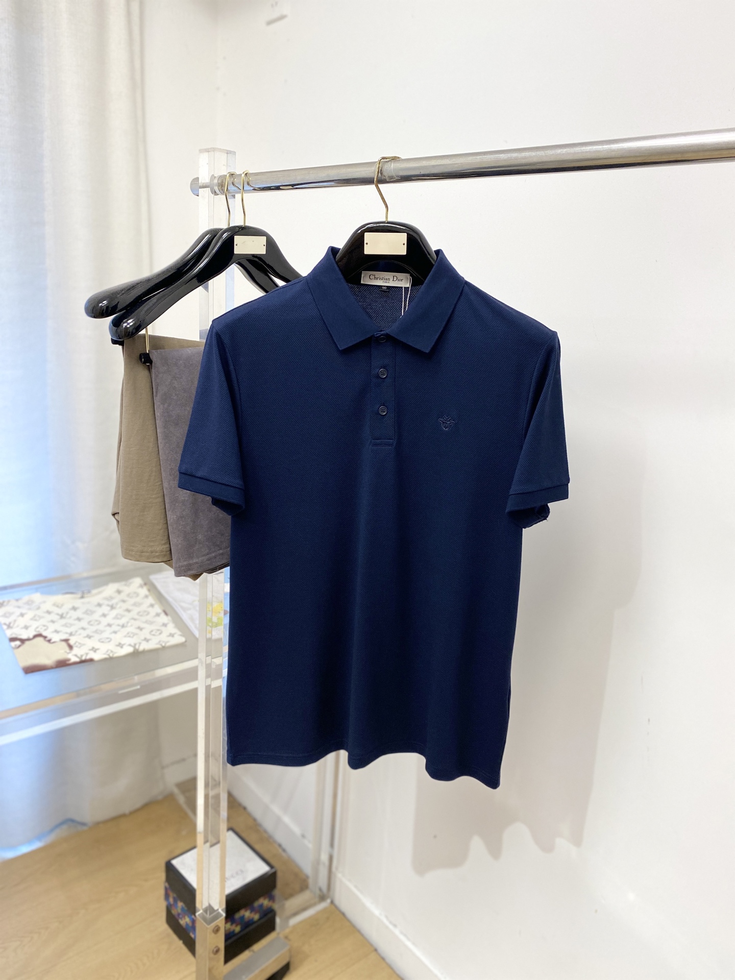 NO:844977,Dior, 2026 new short-sleeved T-shirt, handsome and fashionable, with exquisite embroidered logo on the chest, simple and versatile. The fabric cotton is not only crisp and maintains the trendy silhouette, but also comfortable to wear, and the yarn is more delicate. Size M-3XL, dior, T-shirt, tees, t-shirt,19860909迪奥、2026新品短袖T恤,帅气时尚,胸前精致刺绣图案logo,简约百搭款.面料棉 不仅挺括,保持潮流的廓形,又穿着舒适,纱织更细腻,码数M-3XL,,dior,T-shirt,tees，t-shirt,,Men's clothing