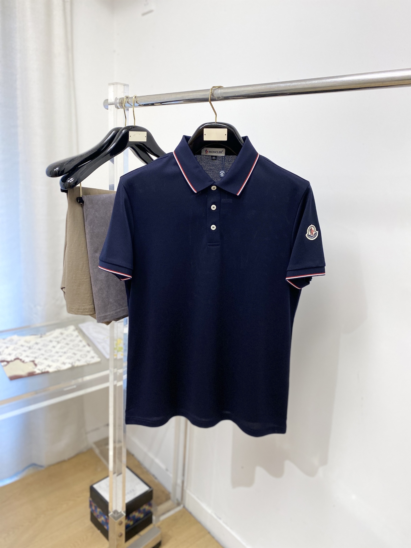 NO:844982,Meng Mouth, 2026 new short-sleeved T-shirt, handsome and fashionable, embroidered logo on the cuffs, simple and versatile. The fabric cotton is not only crisp and maintains the trendy silhouette, but also comfortable to wear, and the yarn is more delicate. Size M-3XL, Moncler, T-shirt, tees, t-shirt,19860909蒙口、2026新品短袖T恤,帅气时尚,袖口刺绣装饰图案logo,简约百搭款.面料棉 不仅挺括,保持潮流的廓形,又穿着舒适,纱织更细腻,码数M-3XL,,Moncler,T-shirt,tees，t-shirt,,Men's clothing