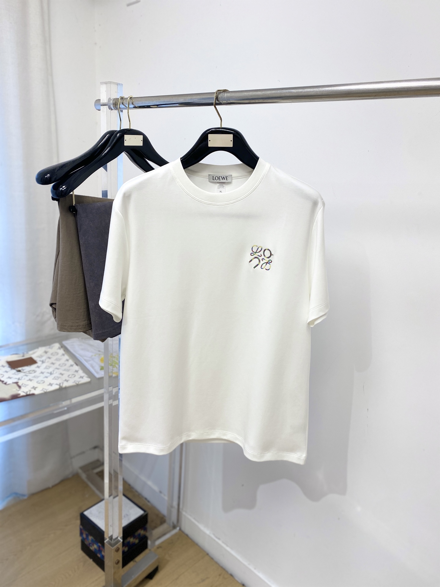 NO:845001,Loewe, 2026 new short-sleeved T-shirt, handsome and fashionable, with exquisite embroidered logo on the chest, simple and versatile. The fabric cotton is not only crisp and maintains the trendy silhouette, but also comfortable to wear, and the yarn is more delicate. Size M-3XL,, loewe, T-shirt, tees, t-shirt,19860909罗意威、2026新品短袖T恤,帅气时尚,胸前精致刺绣图案logo,简约百搭款.面料棉 不仅挺括,保持潮流的廓形,又穿着舒适,纱织更细腻,码数M-3XL,,loewe,T-shirt,tees，t-shirt,,Men's clothing