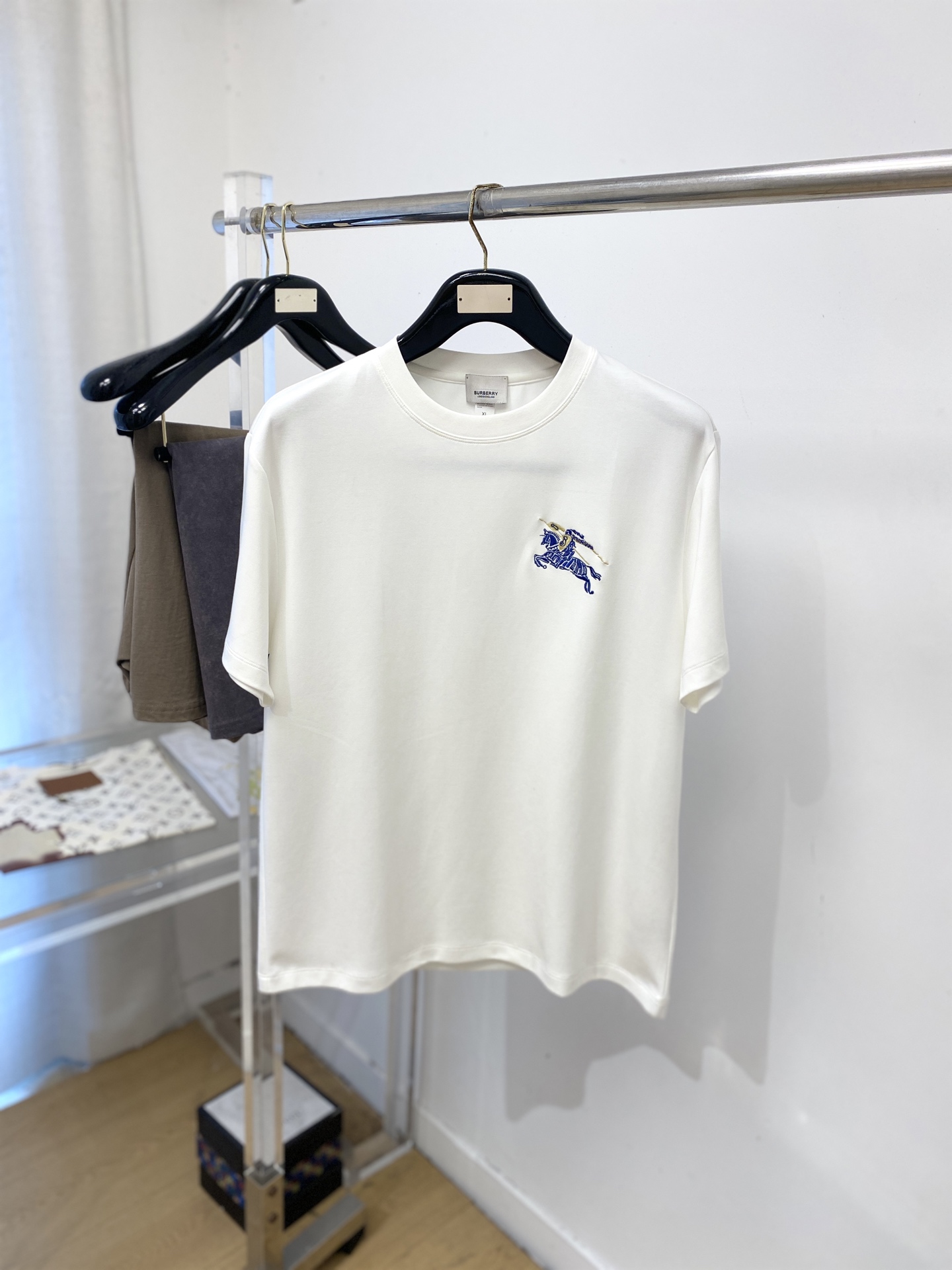 NO:845005,Burberry, 2026 new short-sleeved T-shirt, handsome and fashionable, with exquisite embroidered logo on the chest, simple and versatile. The fabric cotton is not only crisp and maintains the trendy silhouette, but also comfortable to wear, and the yarn is more delicate. Size M-3XL, burberry, T-shirt, tees, t-shirt,19860909巴宝莉、2026新品短袖T恤,帅气时尚,胸前精致刺绣图案logo,简约百搭款.面料棉 不仅挺括,保持潮流的廓形,又穿着舒适,纱织更细腻,码数M-3XL,,burberry,T-shirt,tees，t-shirt,,Men's clothing