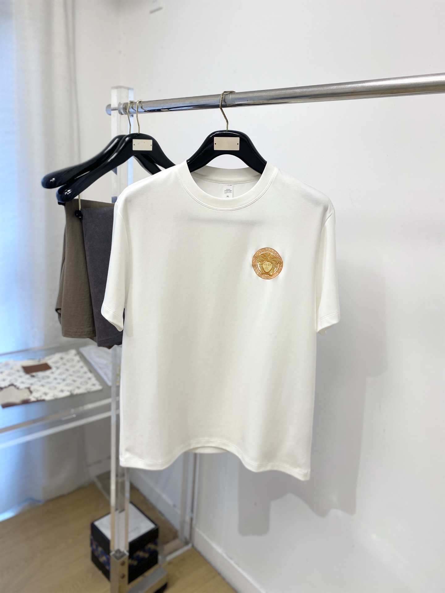 NO:845009,Versace, 2026 new short-sleeved T-shirt, handsome and fashionable, with exquisite embroidered logo on the chest, simple and versatile. The fabric cotton is not only crisp and maintains the trendy silhouette, but also comfortable to wear, and the yarn is more delicate. Size M-3XL, versace, T-shirt, tees, t-shirt,19860909范思哲、2026新品短袖T恤,帅气时尚,胸前精致刺绣图案logo,简约百搭款.面料棉 不仅挺括,保持潮流的廓形,又穿着舒适,纱织更细腻,码数M-3XL,,versace,T-shirt,tees，t-shirt,,Men's clothing