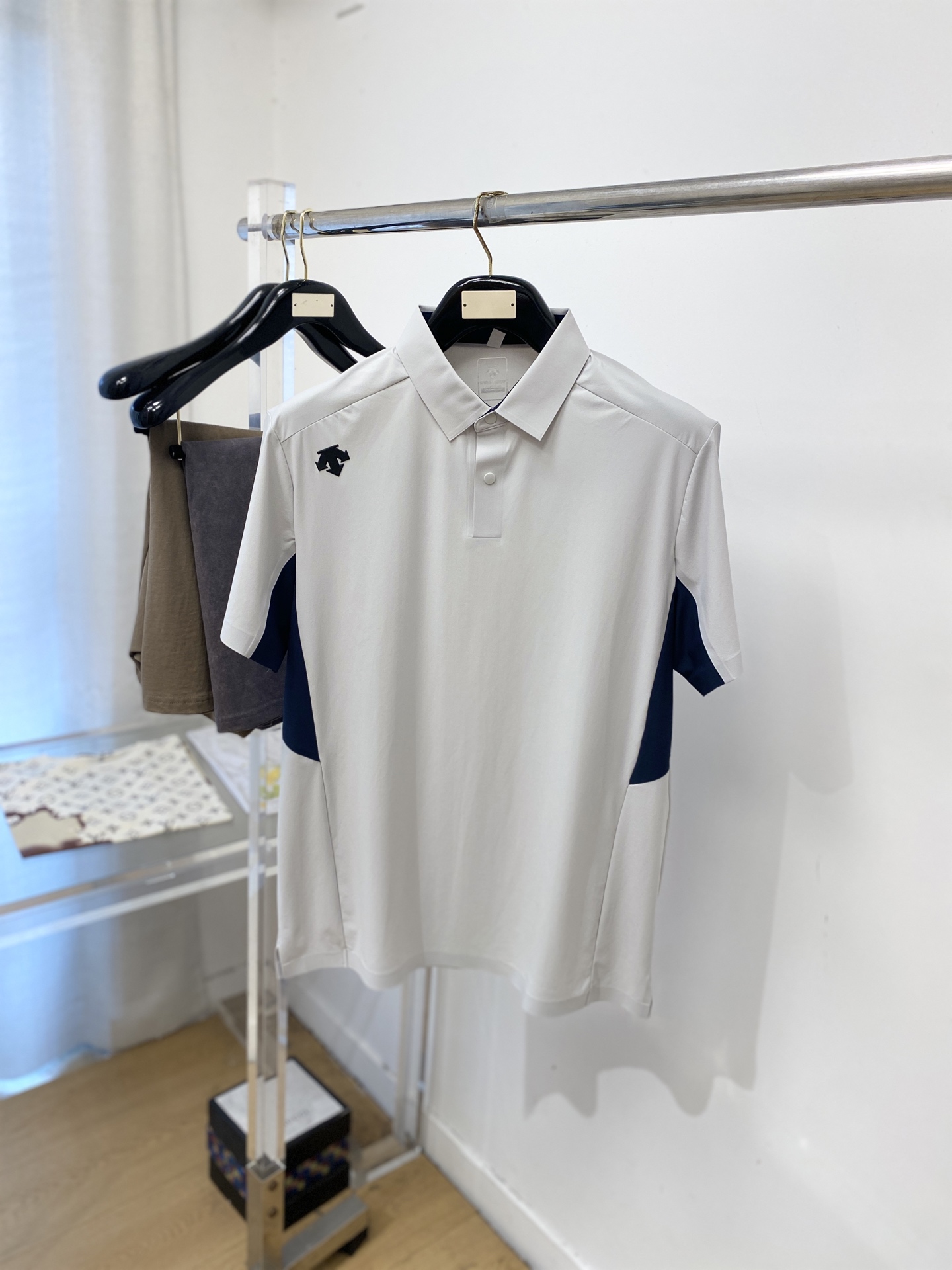 NO:845013,DESCENTE, 2026 new short-sleeved T-shirt, handsome and fashionable, top-notch printed logo on the shoulder, simple and versatile. The fabric cotton is not only crisp and maintains the trendy silhouette, but also comfortable to wear, and the yarn is more delicate. Size M-3XL,, T-shirt, tees, t-shirt,19860909DESCENTE迪桑特、2026新品短袖T恤,帅气时尚,肩部顶级印胶图案logo,简约百搭款.面料棉 不仅挺括,保持潮流的廓形,又穿着舒适,纱织更细腻,码数M-3XL,,T-shirt,tees，t-shirt,,Men's clothing