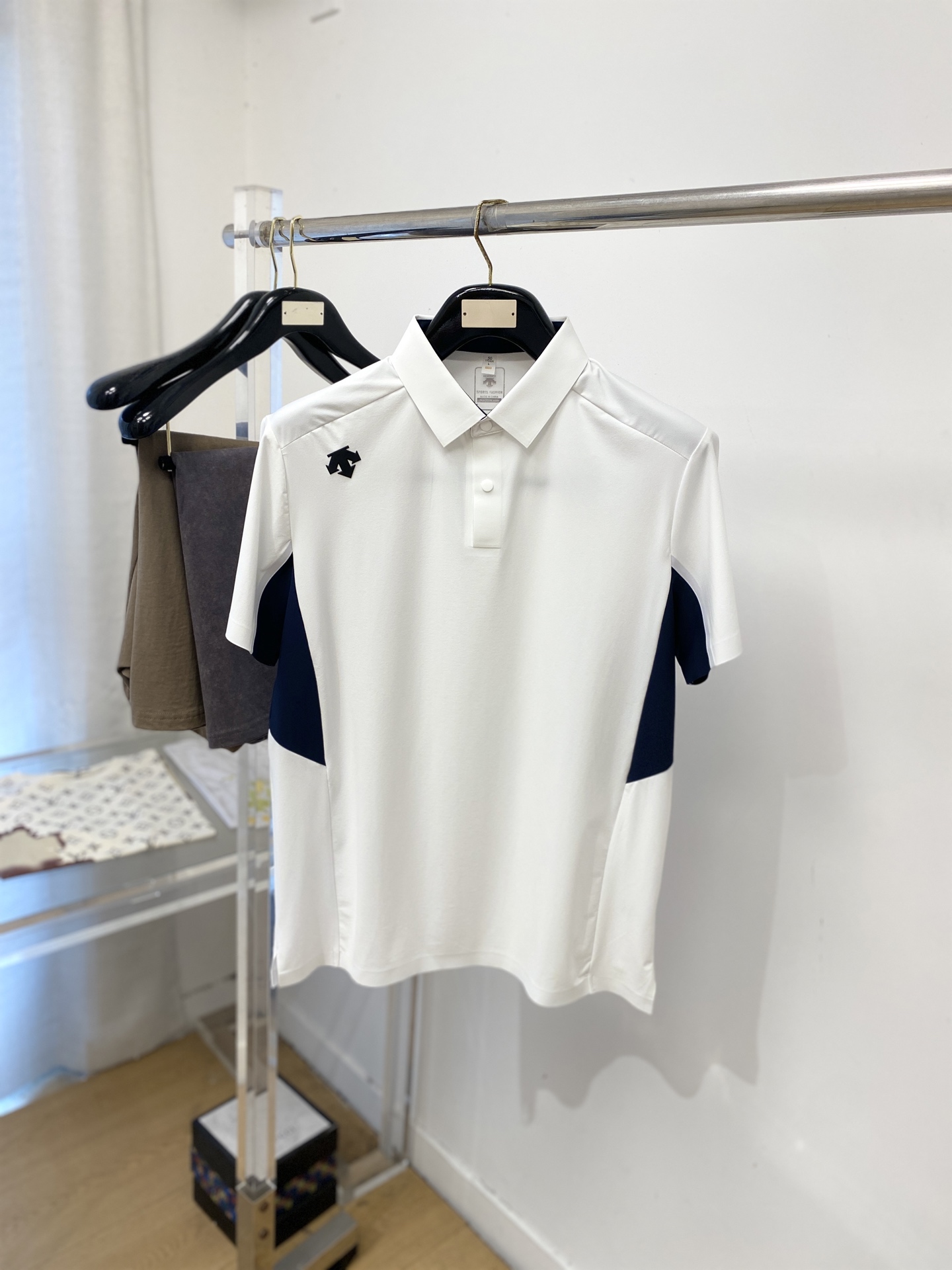 NO:844973,DESCENTE, 2026 new short-sleeved T-shirt, handsome and fashionable, top-notch printed logo on the shoulder, simple and versatile. The fabric cotton is not only crisp and maintains the trendy silhouette, but also comfortable to wear, and the yarn is more delicate. Size M-3XL,, T-shirt, tees, t-shirt,19860909DESCENTE迪桑特、2026新品短袖T恤,帅气时尚,肩部顶级印胶图案logo,简约百搭款.面料棉 不仅挺括,保持潮流的廓形,又穿着舒适,纱织更细腻,码数M-3XL,,T-shirt,tees，t-shirt,,Men's clothing