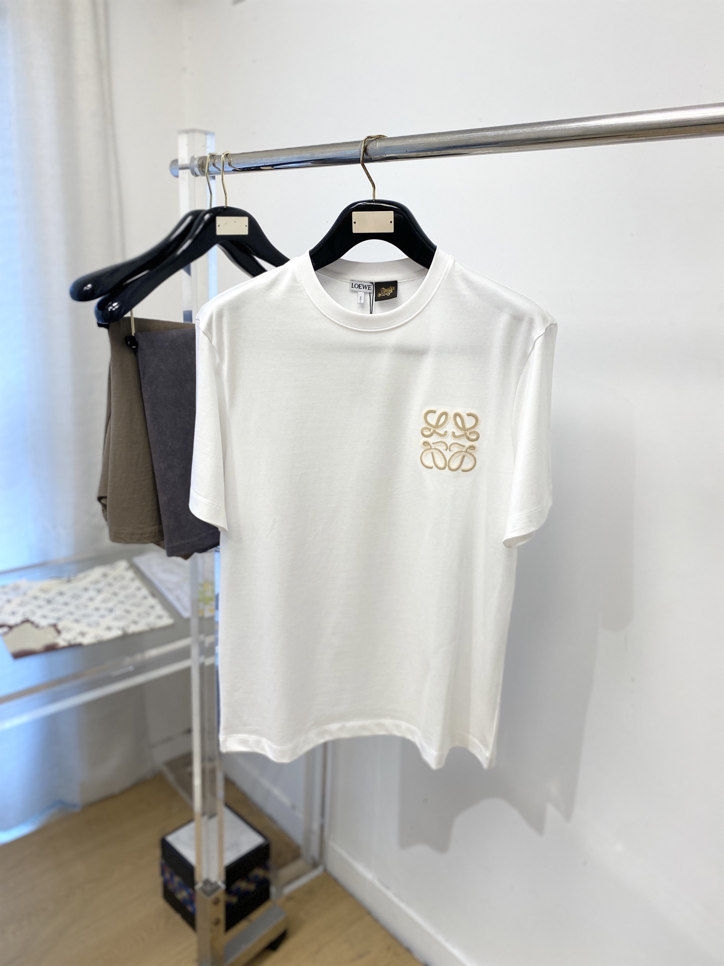 NO:844979,Loewe, 2026 new short-sleeved T-shirt, handsome and fashionable, with exquisite embroidered logo on the chest, simple and versatile. The fabric cotton is not only crisp and maintains the trendy silhouette, but also comfortable to wear, and the yarn is more delicate. Size M-3XL,, loewe, T-shirt, tees, t-shirt,19860909罗意威、2026新品短袖T恤,帅气时尚,胸前精致刺绣图案logo,简约百搭款.面料棉 不仅挺括,保持潮流的廓形,又穿着舒适,纱织更细腻,码数M-3XL,,loewe,T-shirt,tees，t-shirt,,Men's clothing