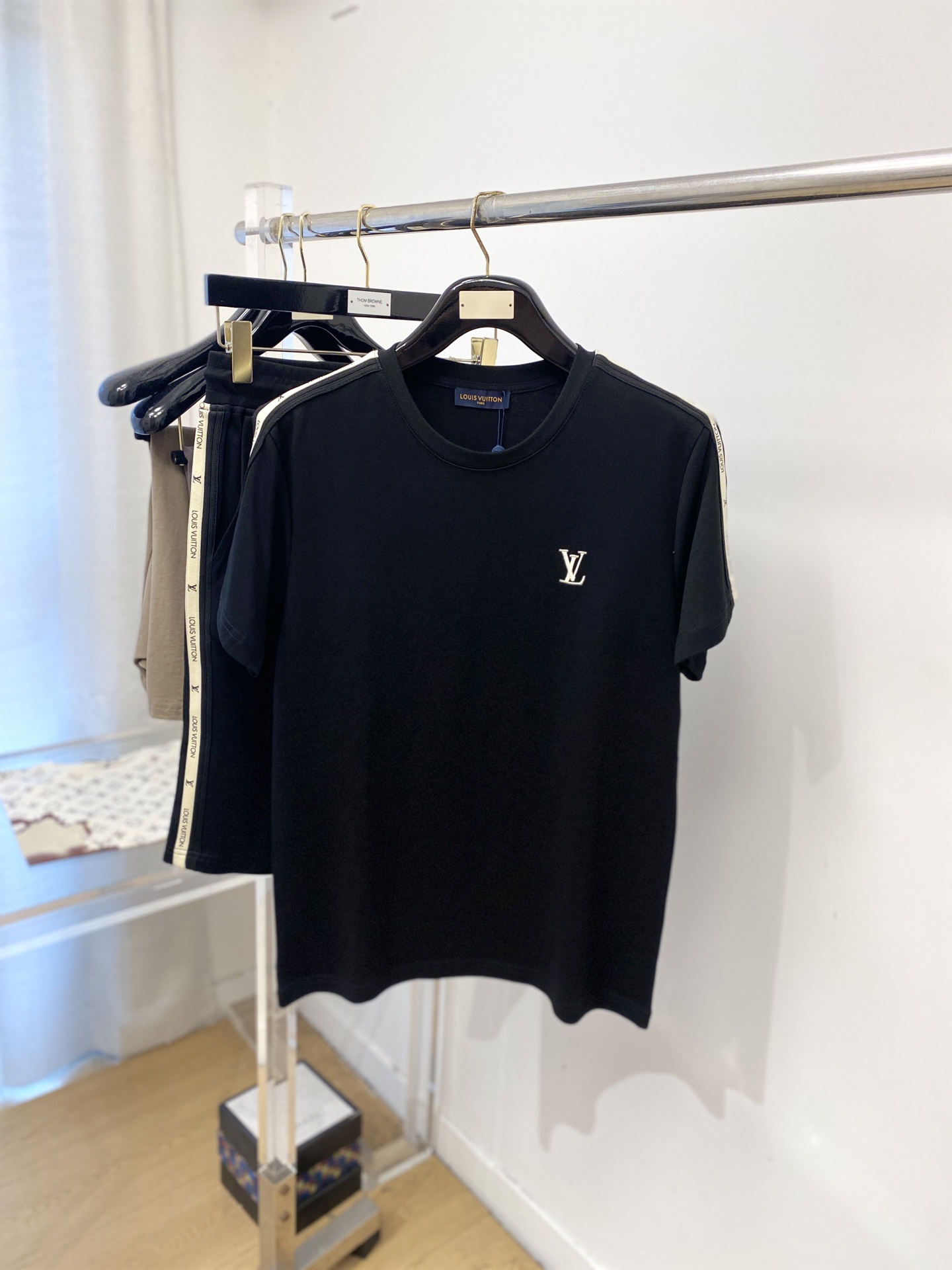 NO:844989,Louis Vuitton, 2026 latest product, fashionable casual suit, made of top-quality original fabrics, comfortable to wear, very good hygroscopicity and breathability, and super high color fastness!  It is very good whether worn inside or outside. Size M-3XL,, Louis Vuitton,19860909路易威登、2026最新品,时尚休闲套装,顶级原版面料打造,穿着舒适,吸湿性透气性都非常良好,色牢度超高！无论内搭还是外穿都非常出彩码数M-3XL,,louis vuitton,,Men's clothing