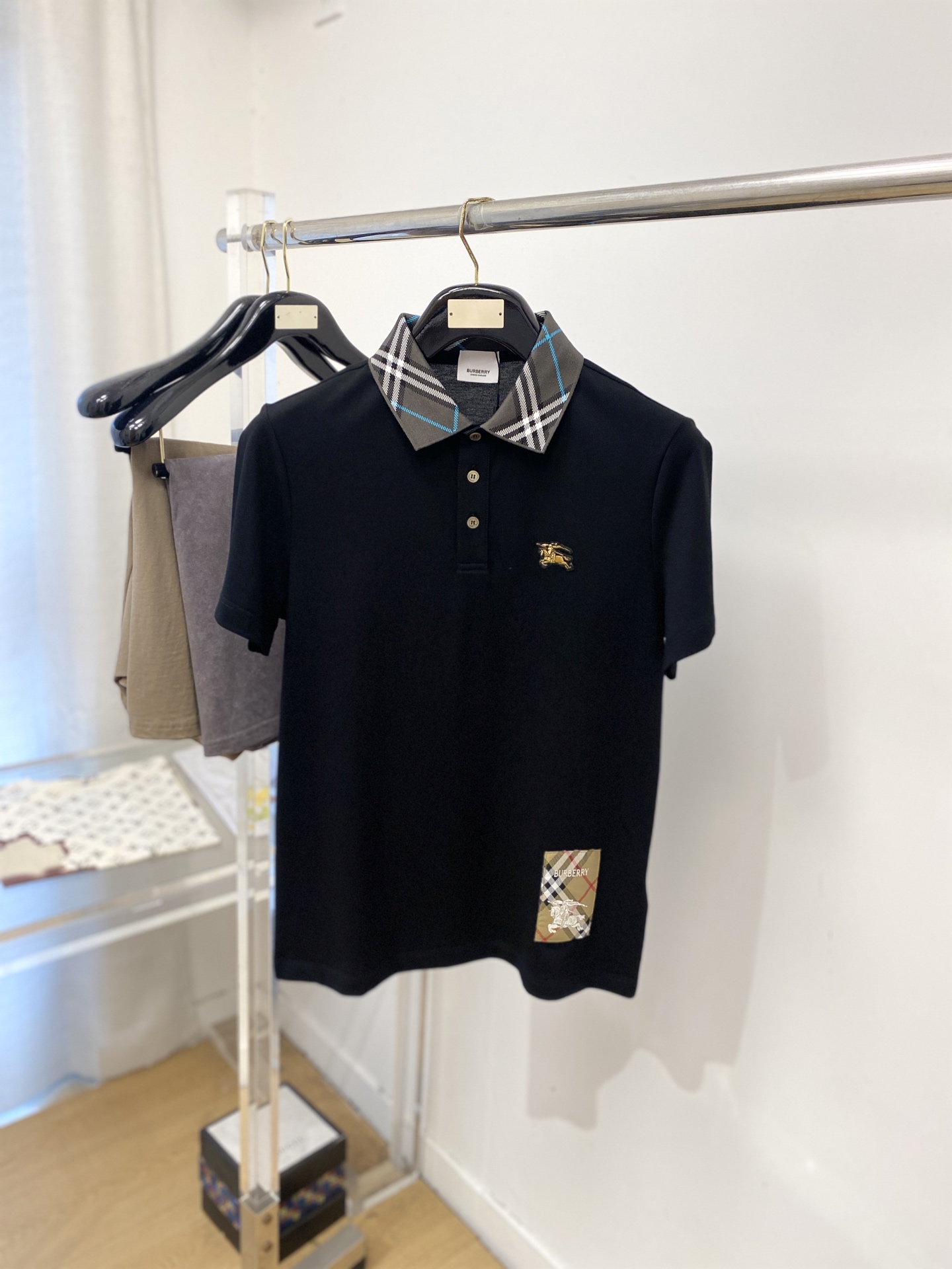 NO:845006,Burberry, 2026 new short-sleeved T-shirt, handsome and fashionable, with exquisite embroidered logo on the chest, simple and versatile. The fabric cotton is not only crisp and maintains the trendy silhouette, but also comfortable to wear, and the yarn is more delicate. Size M-3XL, burberry, T-shirt, tees, t-shirt,19860909巴宝莉、2026新品短袖T恤,帅气时尚,胸前精致刺绣图案logo,简约百搭款.面料棉 不仅挺括,保持潮流的廓形,又穿着舒适,纱织更细腻,码数M-3XL,,burberry,T-shirt,tees，t-shirt,,Men's clothing