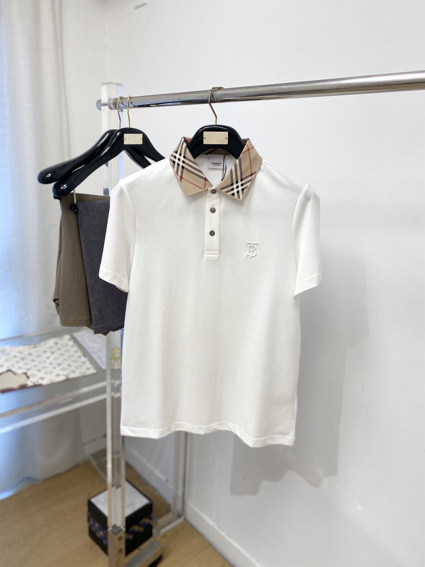 NO:845010,Burberry, 2026 new short-sleeved T-shirt, handsome and fashionable, with exquisite embroidered letter logo on the chest, simple and versatile. The fabric cotton is not only crisp and maintains the trendy silhouette, but also comfortable to wear, and the yarn is more delicate. The size is M-3XL,, burberry, T-shirt, tees, t-shirt,19860909巴宝莉、2026新品短袖T恤,帅气时尚,胸前精致刺绣字母logo,简约百搭款.面料棉 不仅挺括,保持潮流的廓形,又穿着舒适,纱织更细腻,码数M-3XL,,burberry,T-shirt,tees，t-shirt,,Men's clothing