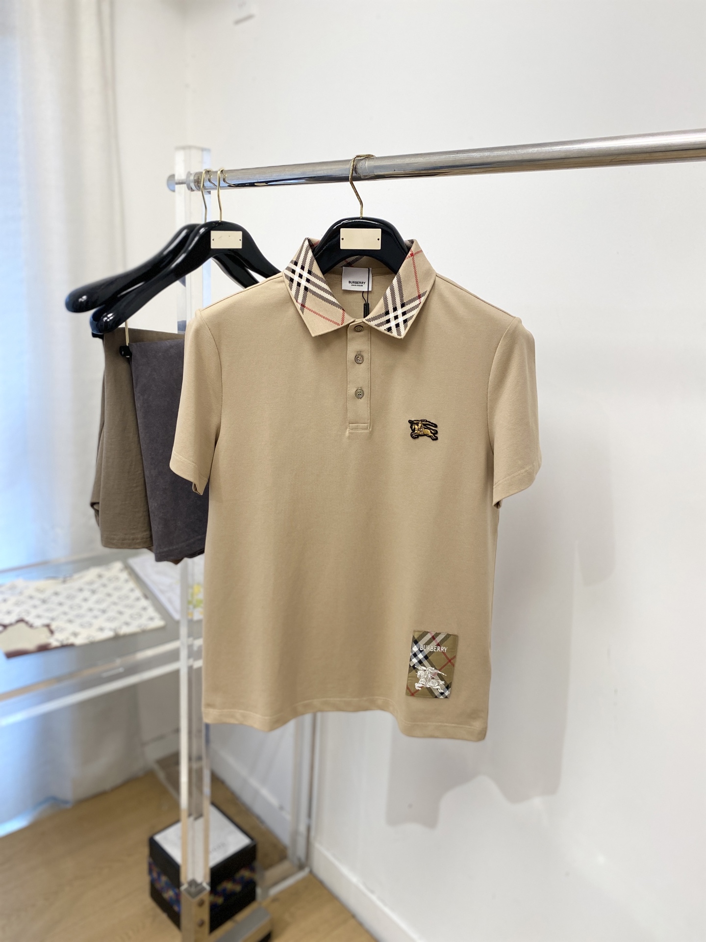 NO:845014,Burberry, 2026 new short-sleeved T-shirt, handsome and fashionable, with exquisite embroidered logo on the chest, simple and versatile. The fabric cotton is not only crisp and maintains the trendy silhouette, but also comfortable to wear, and the yarn is more delicate. Size M-3XL, burberry, T-shirt, tees, t-shirt,19860909巴宝莉、2026新品短袖T恤,帅气时尚,胸前精致刺绣图案logo,简约百搭款.面料棉 不仅挺括,保持潮流的廓形,又穿着舒适,纱织更细腻,码数M-3XL,,burberry,T-shirt,tees，t-shirt,,Men's clothing