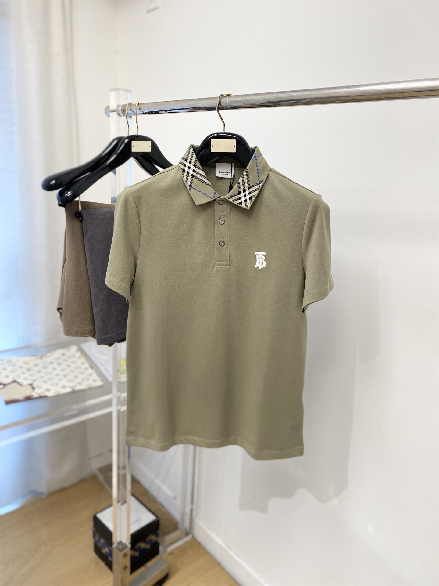 NO:844974,Burberry, 2026 new short-sleeved T-shirt, handsome and fashionable, with exquisite embroidered letter logo on the chest, simple and versatile. The fabric cotton is not only crisp and maintains the trendy silhouette, but also comfortable to wear, and the yarn is more delicate. The size is M-3XL,, burberry, T-shirt, tees, t-shirt,19860909巴宝莉、2026新品短袖T恤,帅气时尚,胸前精致刺绣字母logo,简约百搭款.面料棉 不仅挺括,保持潮流的廓形,又穿着舒适,纱织更细腻,码数M-3XL,,burberry,T-shirt,tees，t-shirt,,Men's clothing