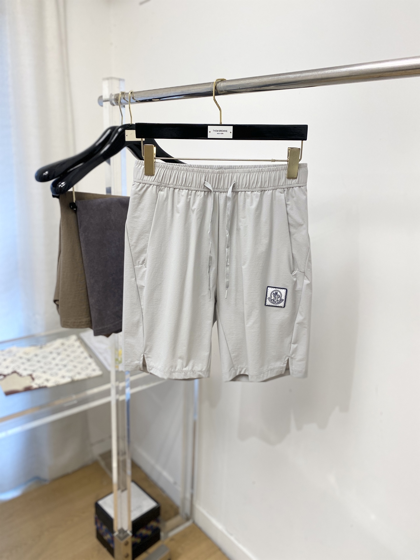 NO:844984,Covered mouth, 2026 popular casual shorts, high elasticity, slimming, simple and versatile, popular style, fine workmanship, every stitch can be seen attentiveness, favorite of many celebrities and Internet celebrities, elongating body proportions!  Micro-elastic comfortable fabric Details Body size M-3XL, Moncler, shorts,19860909蒙口、2026爆款休闲短裤 高弹显瘦必爆简约百搭爆款,做工精细,每一针都看得到用心,超多明星网红最爱 拉长身材比例哦！微弹 舒适面料 细节体码数M-3XL,,Moncler,shorts,,Men's clothing