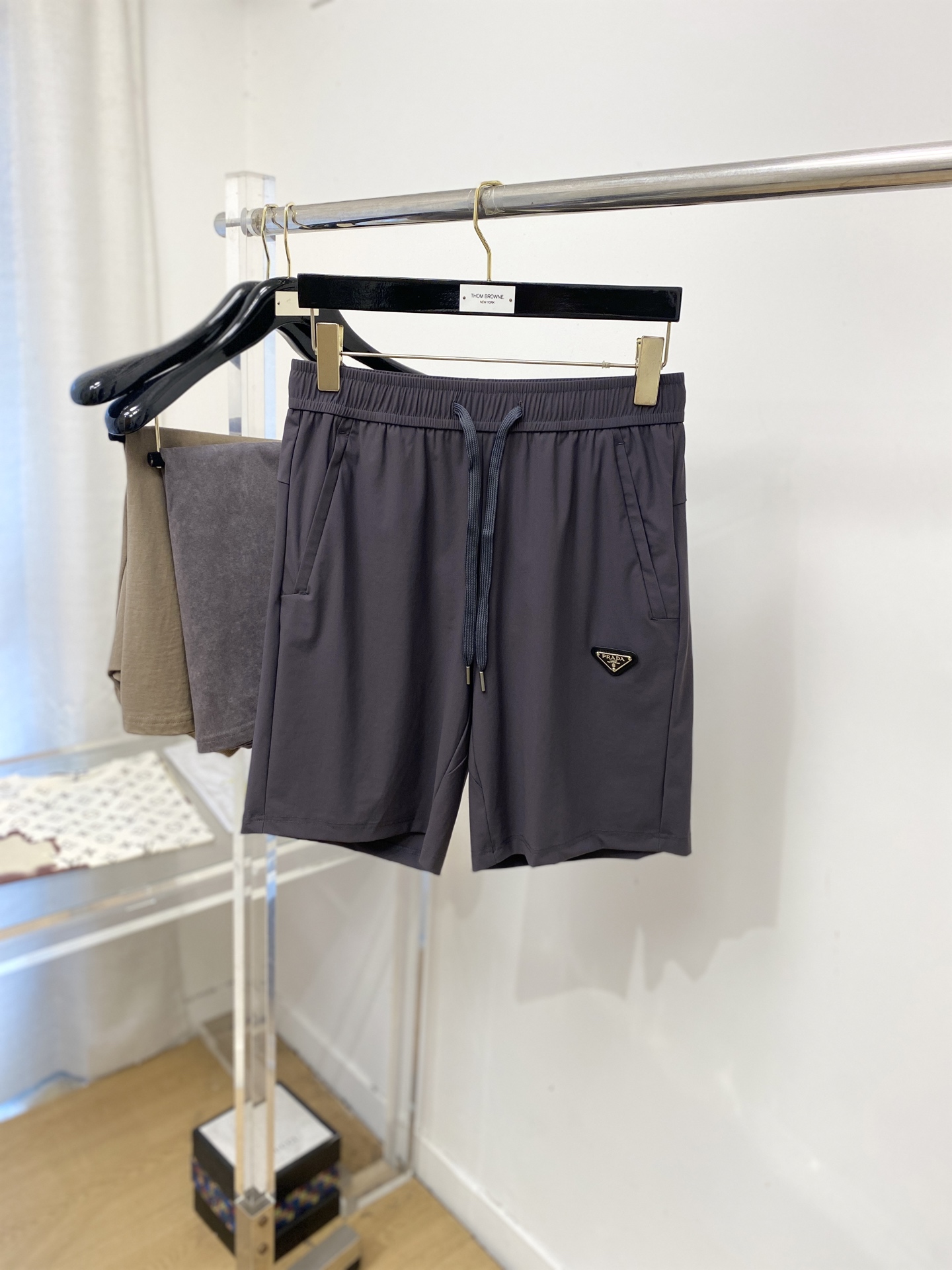 NO:844993,Prada, 2026 popular casual shorts, high elasticity, slimming, simple and versatile, popular style, fine workmanship, you can see the care in every stitch, favorite of many celebrities and Internet celebrities, elongating body proportions!  Micro-elastic comfortable fabric details body size M-3XL, prada, shorts,19860909普拉达、2026爆款休闲短裤 高弹显瘦必爆简约百搭爆款,做工精细,每一针都看得到用心,超多明星网红最爱 拉长身材比例哦！微弹 舒适面料 细节体码数M-3XL,,prada,shorts,,Men's clothing