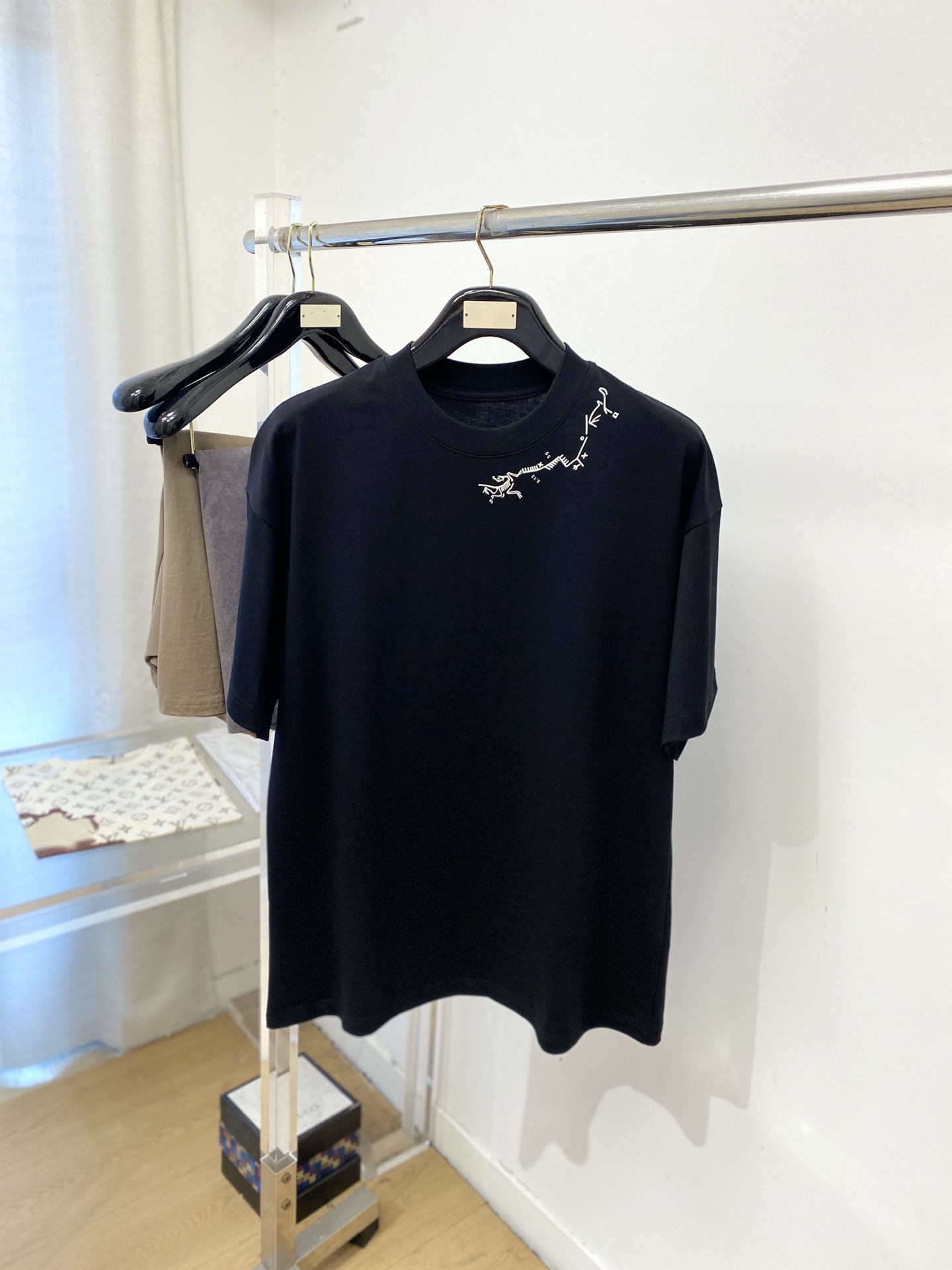 NO:844998,Arc'teryx, 2026 new short-sleeved T-shirt, handsome and fashionable, top-notch printed logo on the neck, simple and versatile. The fabric cotton is not only crisp and maintains the trendy silhouette, but also comfortable to wear, and the yarn is more delicate. Size M-3XL, arc'teryx, T-shirt, tees, t-shirt,19860909始祖鸟、2026新品短袖T恤,帅气时尚,领口顶级印胶图案logo,简约百搭款.面料棉 不仅挺括,保持潮流的廓形,又穿着舒适,纱织更细腻,码数M-3XL,arc'teryx,T-shirt,tees，t-shirt,,Men's clothing
