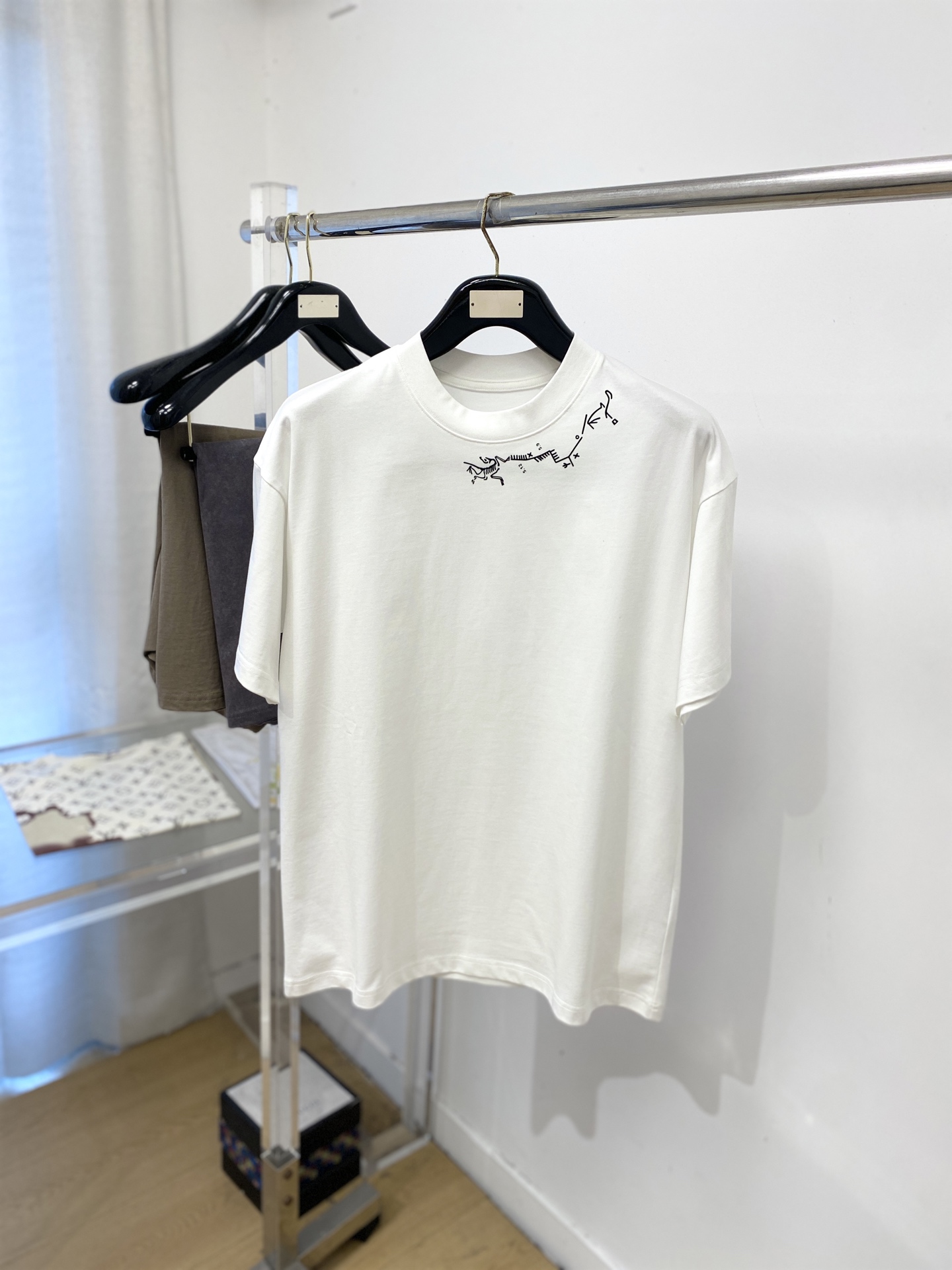 NO:845003,Arc'teryx, 2026 new short-sleeved T-shirt, handsome and fashionable, top-notch printed logo on the neck, simple and versatile. The fabric cotton is not only crisp and maintains the trendy silhouette, but also comfortable to wear, and the yarn is more delicate. Size M-3XL, arc'teryx, T-shirt, tees, t-shirt,19860909始祖鸟、2026新品短袖T恤,帅气时尚,领口顶级印胶图案logo,简约百搭款.面料棉 不仅挺括,保持潮流的廓形,又穿着舒适,纱织更细腻,码数M-3XL,arc'teryx,T-shirt,tees，t-shirt,,Men's clothing