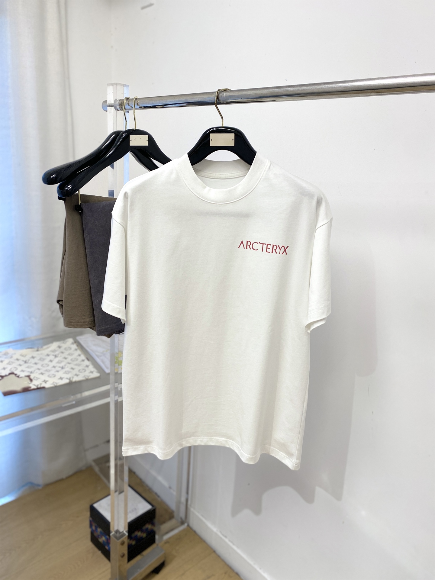NO:845007,Arc'teryx, 2026 new short-sleeved T-shirt, handsome and fashionable, top-notch printed letter logo on the chest, simple and versatile. The fabric cotton is not only crisp and maintains the trendy silhouette, but also comfortable to wear, and the yarn is more delicate. Size M-3XL, arc'teryx, T-shirt, tees, t-shirt,19860909始祖鸟、2026新品短袖T恤,帅气时尚,胸前顶级印胶字母logo,简约百搭款.面料棉 不仅挺括,保持潮流的廓形,又穿着舒适,纱织更细腻,码数M-3XL,arc'teryx,T-shirt,tees，t-shirt,,Men's clothing