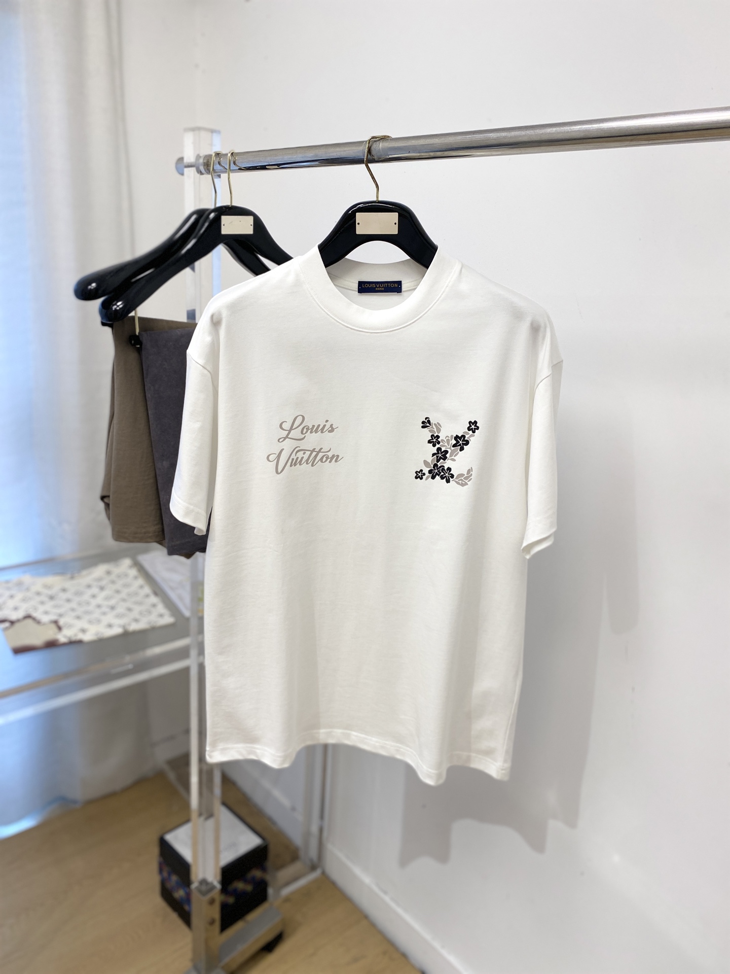 NO:845011,Louis Vuitton, 2026 new short-sleeved T-shirt, handsome and fashionable, top-notch printed letter logo on the chest, simple and versatile. The fabric cotton is not only crisp and maintains the trendy silhouette, but also comfortable to wear, and the yarn is more delicate. Size M-3XL,, Louis Vuitton, T-shirt, tees, t-shirt,19860909路易威登、2026新品短袖T恤,帅气时尚,胸前顶级印花图案字母logo,简约百搭款.面料棉 不仅挺括,保持潮流的廓形,又穿着舒适,纱织更细腻,码数M-3XL,,louis vuitton,T-shirt,tees，t-shirt,,Men's clothing