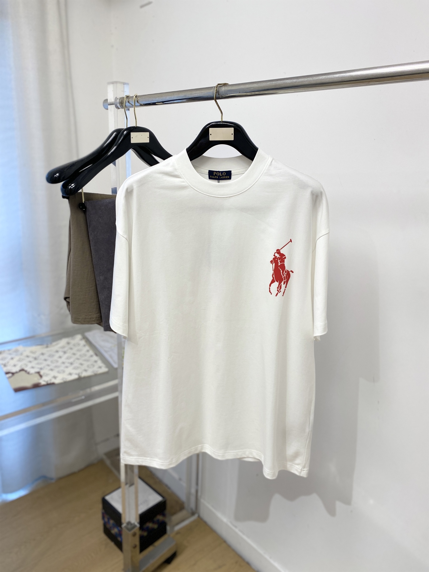 NO:845015,POLO, 2026 new short-sleeved T-shirt, handsome and fashionable, top-notch printed logo on the chest, simple and versatile. The fabric cotton is not only crisp and maintains the trendy silhouette, but also comfortable to wear, and the yarn is more delicate. The size is M-3XL,, T-shirt, tees, t-shirt,19860909POLO、2026新品短袖T恤,帅气时尚,胸前顶级印花图案logo,简约百搭款.面料棉 不仅挺括,保持潮流的廓形,又穿着舒适,纱织更细腻,码数M-3XL,,T-shirt,tees，t-shirt,,Men's clothing
