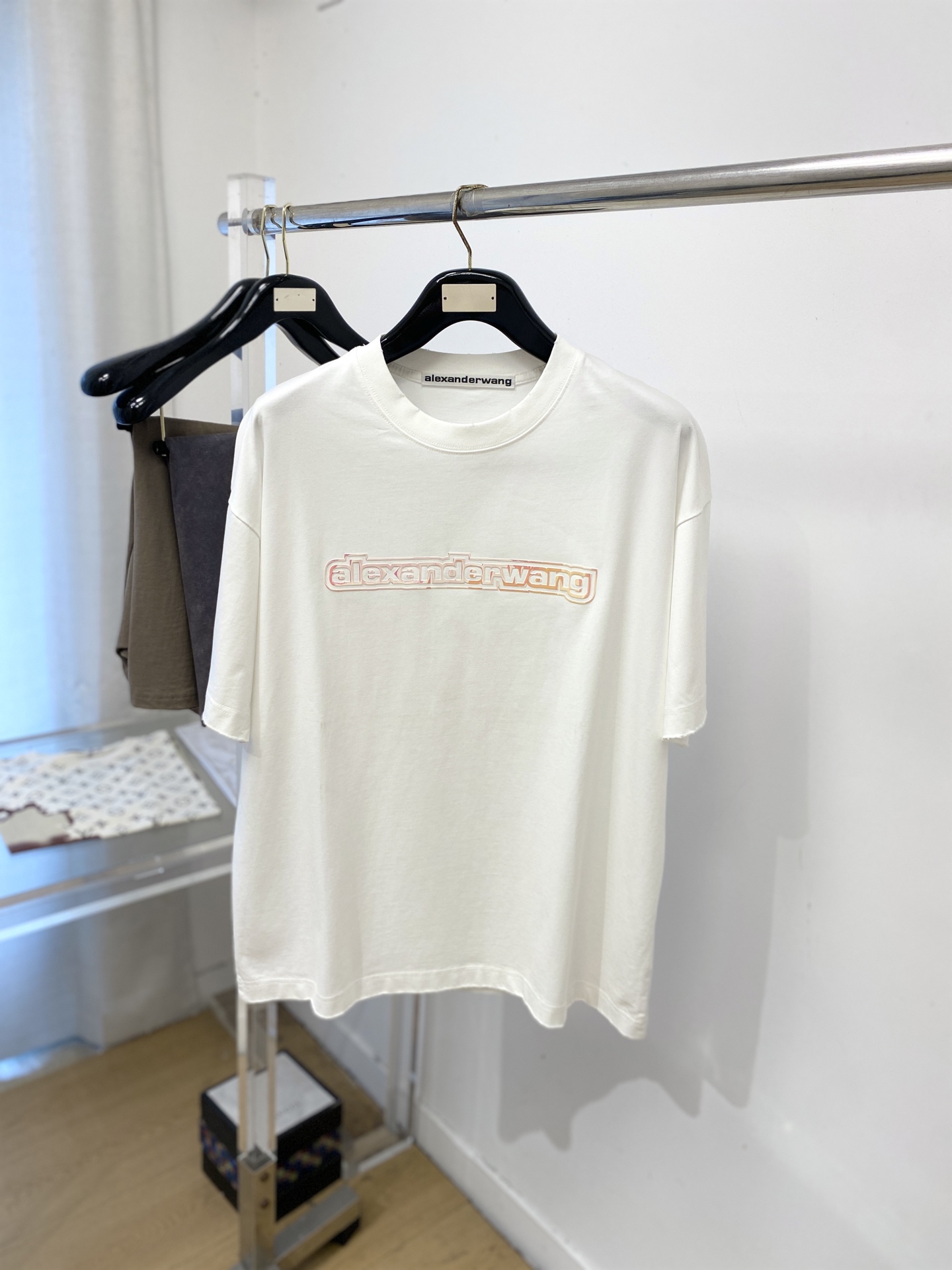 NO:845017,alexarderwang, 2026 new short-sleeved T-shirt, handsome and fashionable, top-notch printed letter logo on the chest, simple and versatile. The fabric cotton is not only crisp and maintains the trendy silhouette, but also comfortable to wear, the yarn is more delicate, the size is M-3XL,, T-shirt, tees, t-shirt,19860909alexarderwang、2026新品短袖T恤,帅气时尚,胸前顶级印胶字母logo,简约百搭款.面料棉 不仅挺括,保持潮流的廓形,又穿着舒适,纱织更细腻、码数M-3XL,,T-shirt,tees，t-shirt,,Men's clothing