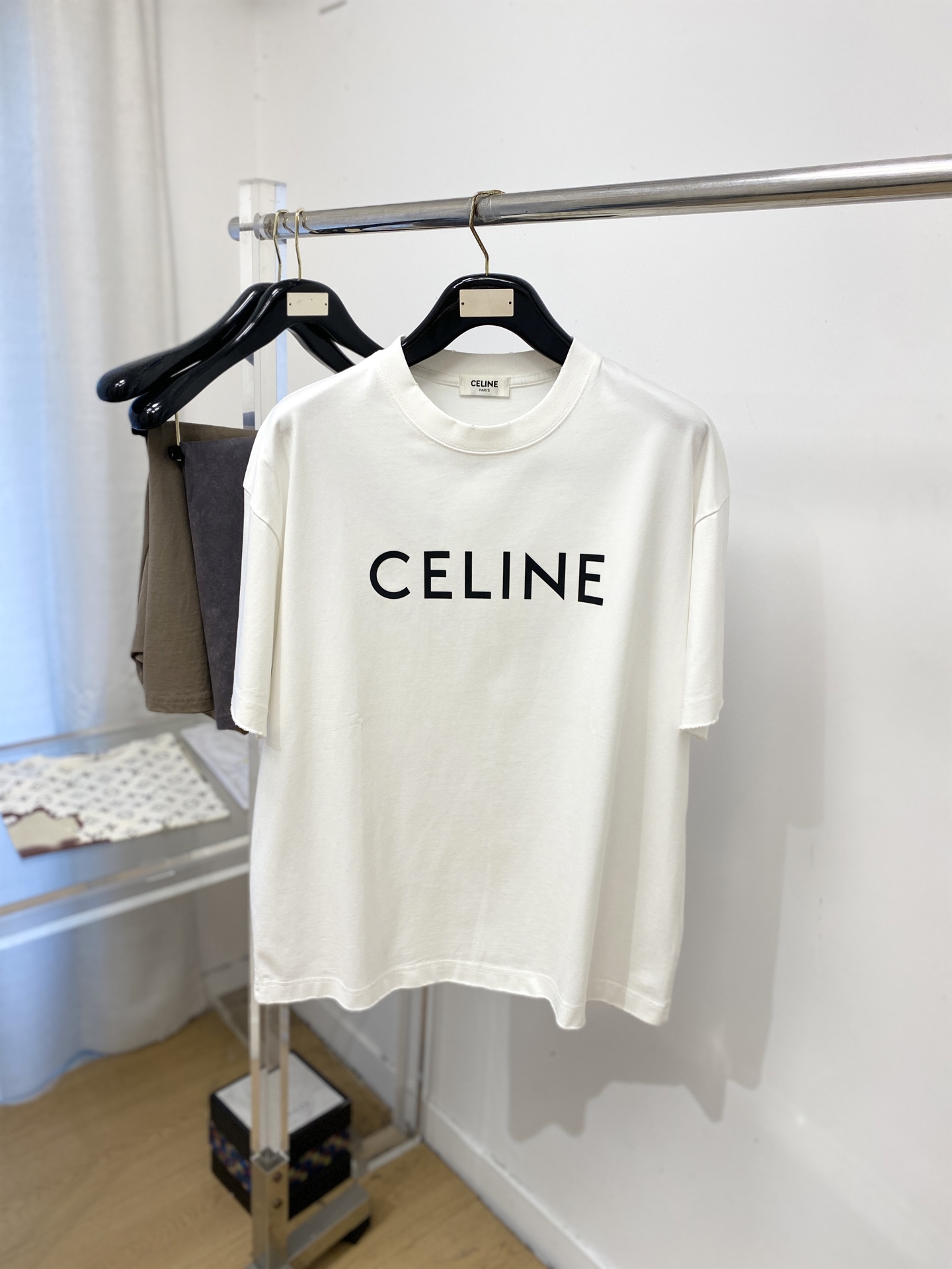 NO:845020,Celine Celine, 2026 new short-sleeved T-shirt, handsome and fashionable, top-notch printed letter logo on the chest, simple and versatile. The fabric cotton is not only crisp and maintains the trendy silhouette, but also comfortable to wear, and the yarn is more delicate. Size M-3XL, celine, celine, T-shirt, tees, t-shirt,19860909Celine 赛琳、2026新品短袖T恤,帅气时尚,胸前顶级印胶字母logo,简约百搭款.面料棉 不仅挺括,保持潮流的廓形,又穿着舒适,纱织更细腻,码数M-3XL,,celine,celine,T-shirt,tees，t-shirt,,Men's clothing