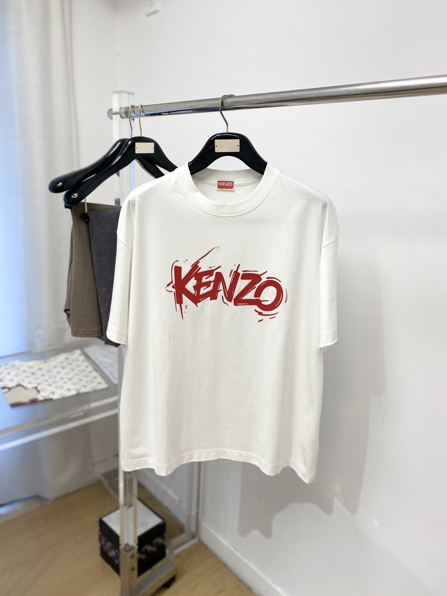 NO:845026,KENZO, 2026 new short-sleeved T-shirt, handsome and fashionable, top-notch printed letter logo on the chest, simple and versatile. The fabric cotton is not only crisp and maintains the trendy silhouette, but also comfortable to wear, and the yarn is more delicate. The size is M-3XL,, T-shirt, tees, t-shirt,19860909KENZO、2026新品短袖T恤,帅气时尚,胸前顶级印胶字母logo,简约百搭款.面料棉 不仅挺括,保持潮流的廓形,又穿着舒适,纱织更细腻,码数M-3XL,,T-shirt,tees，t-shirt,,Men's clothing
