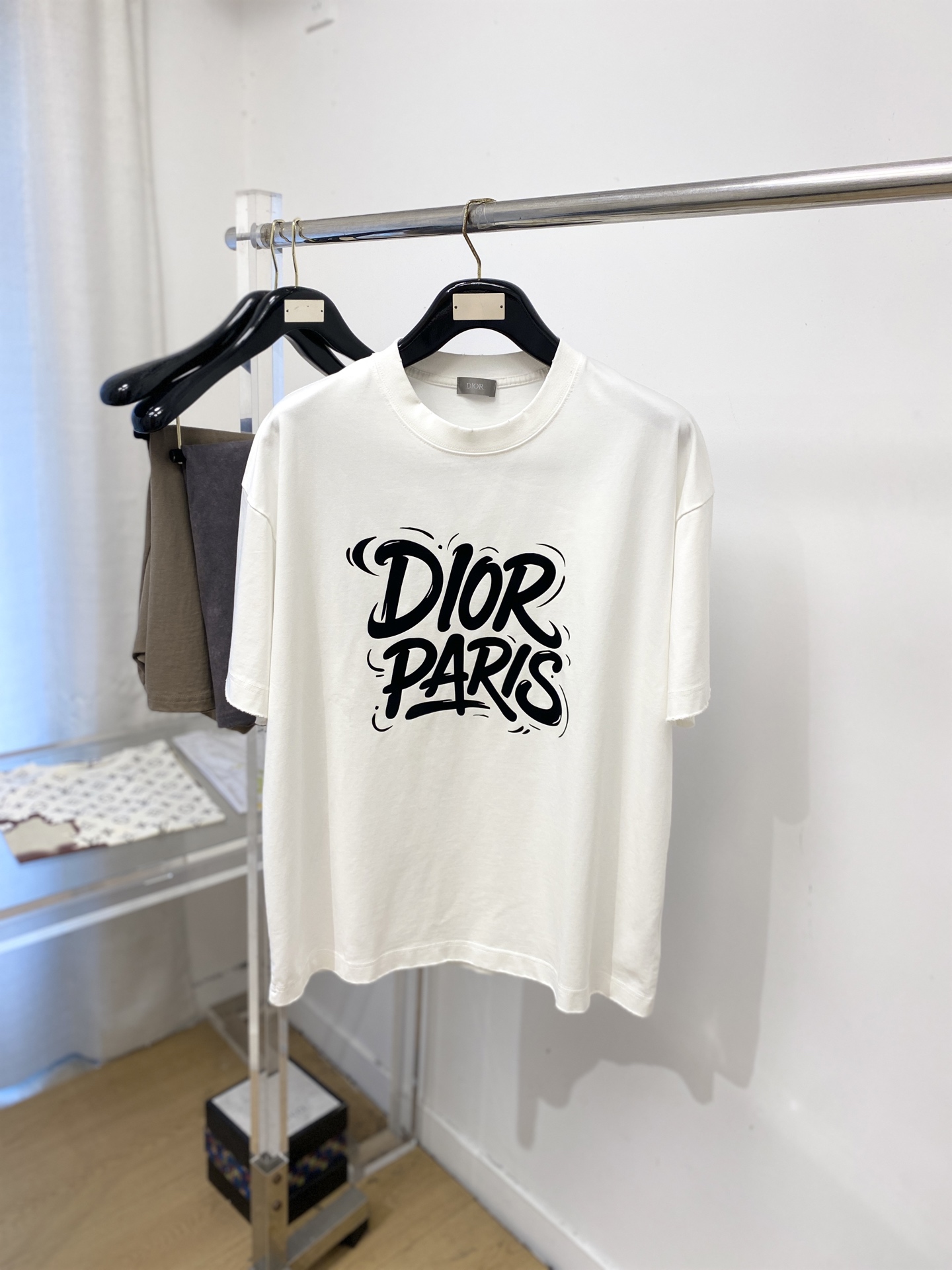 NO:845030,Dior, 2026 new short-sleeved T-shirt, handsome and fashionable, top-notch printed letter logo on the chest, simple and versatile. The fabric cotton is not only crisp and maintains the trendy silhouette, but also comfortable to wear, and the yarn is more delicate. Size M-3XL, dior, T-shirt, tees, t-shirt,19860909迪奥、2026新品短袖T恤,帅气时尚,胸前顶级印胶字母logo,简约百搭款.面料棉 不仅挺括,保持潮流的廓形,又穿着舒适,纱织更细腻,码数M-3XL,,dior,T-shirt,tees，t-shirt,,Men's clothing