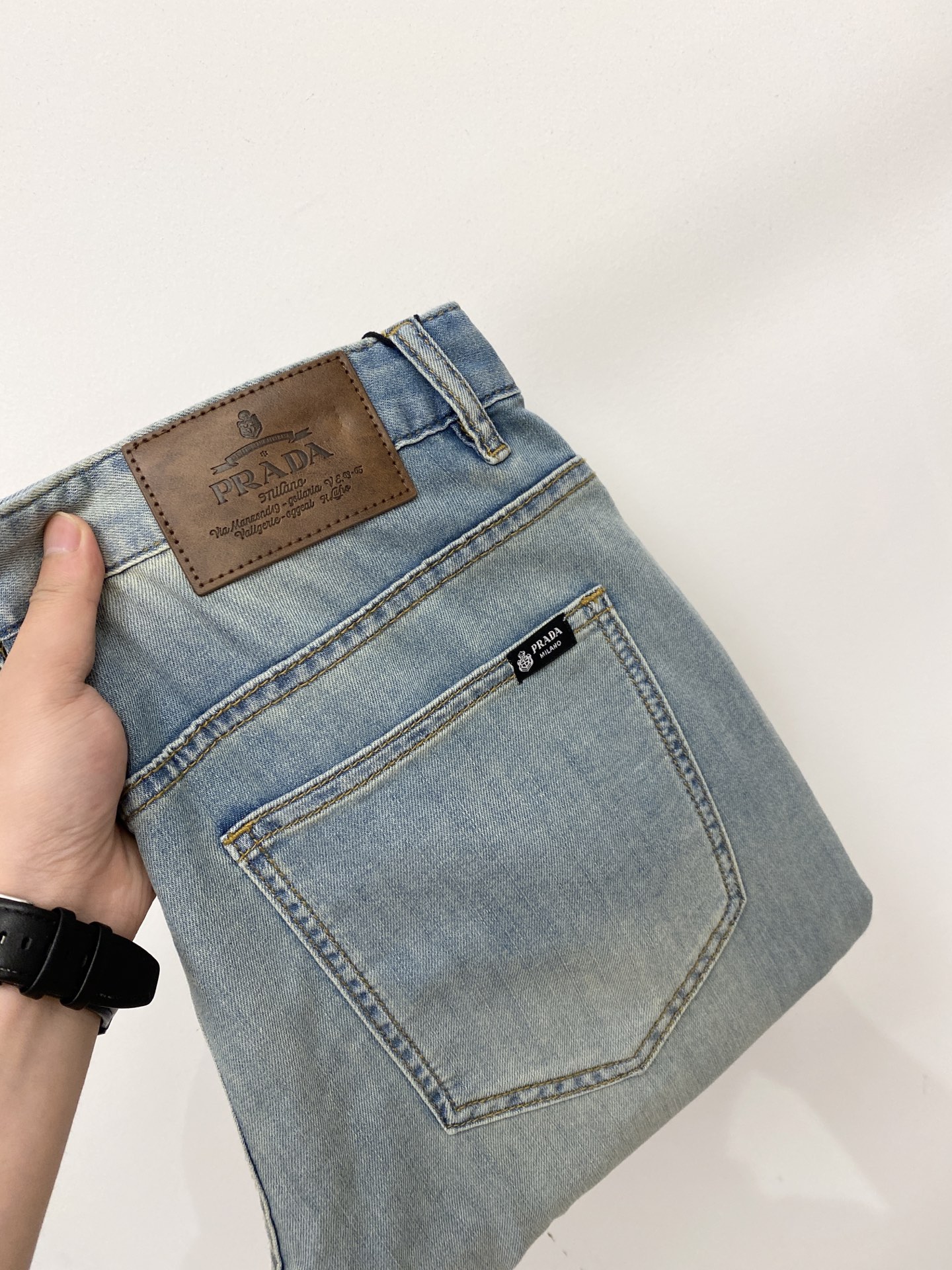 NO:845033,Prada, 2026 latest products, available at counters at the same time, original goods, washed casual jeans, imported original washed stretch fabrics, comfortable and elastic, original hardware accessories decorated with logo, super correct version, extremely high grade, counter quality, fashionable and stylish upper body, code number 29-38,, prada,jeans,19860909普拉达、2026最新品,专柜同步有售,原单狠货,水洗休闲牛仔裤,进口原版水洗弹力面料,舒适有弹性,原版五金辅料装饰logo,版型超正,档次极高,专柜品质,上身时尚有型,码数29-38,,prada,jeans,,Men's clothing