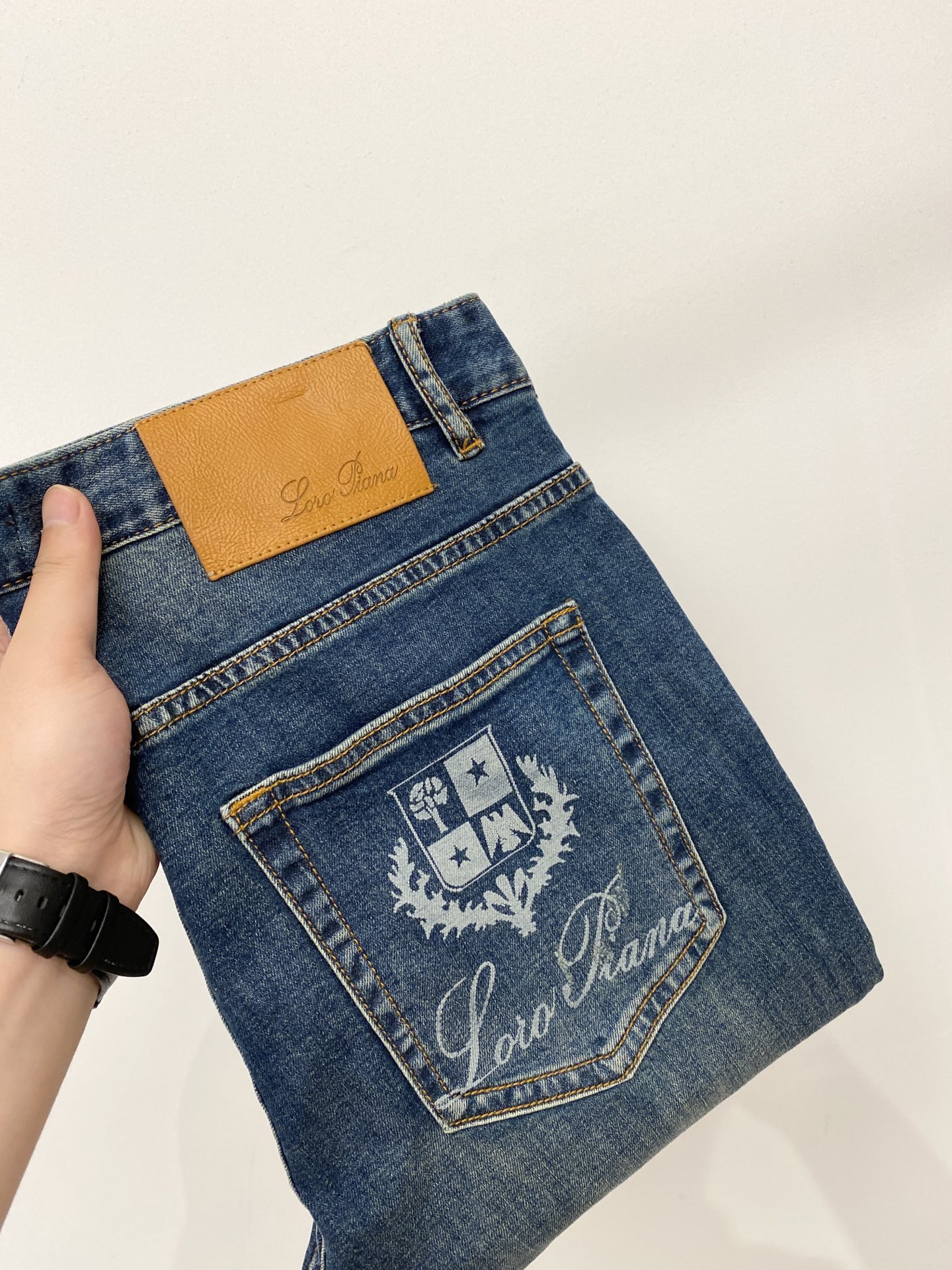 NO:845039,LP, 2026 latest products, available at counters at the same time, original goods, washed casual jeans, imported original washed stretch fabrics, comfortable and elastic, original hardware accessories decorated with logo, super correct version, extremely high grade, counter quality, fashionable and stylish upper body, code number 29-38, loro piana, jeans,19860909LP、2026最新品,专柜同步有售,原单狠货,水洗休闲牛仔裤,进口原版水洗弹力面料,舒适有弹性,原版五金辅料装饰logo,版型超正,档次极高,专柜品质,上身时尚有型,码数29-38,,loro piana,jeans,,Men's clothing