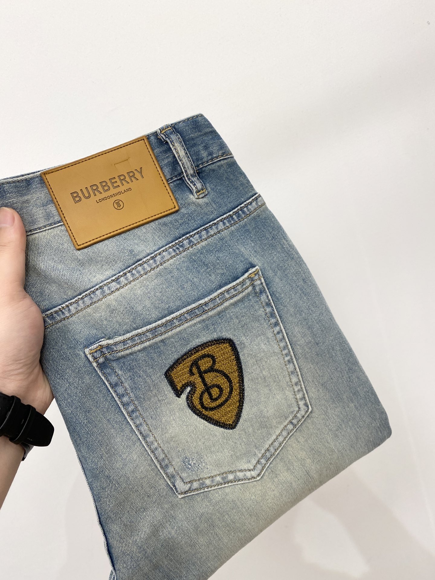 NO:845042,Burberry, 2026 latest products, available at counters simultaneously, original goods, washed casual jeans, imported original washed stretch fabrics, comfortable and elastic, original hardware accessories decorated with logo, super correct version, extremely high grade, counter quality, fashionable and stylish upper body, code number 29-38,, burberry, jeans,19860909巴宝莉、2026最新品,专柜同步有售,原单狠货,水洗休闲牛仔裤,进口原版水洗弹力面料,舒适有弹性,原版五金辅料装饰logo,版型超正,档次极高,专柜品质,上身时尚有型,码数29-38,,burberry,jeans,,Men's clothing