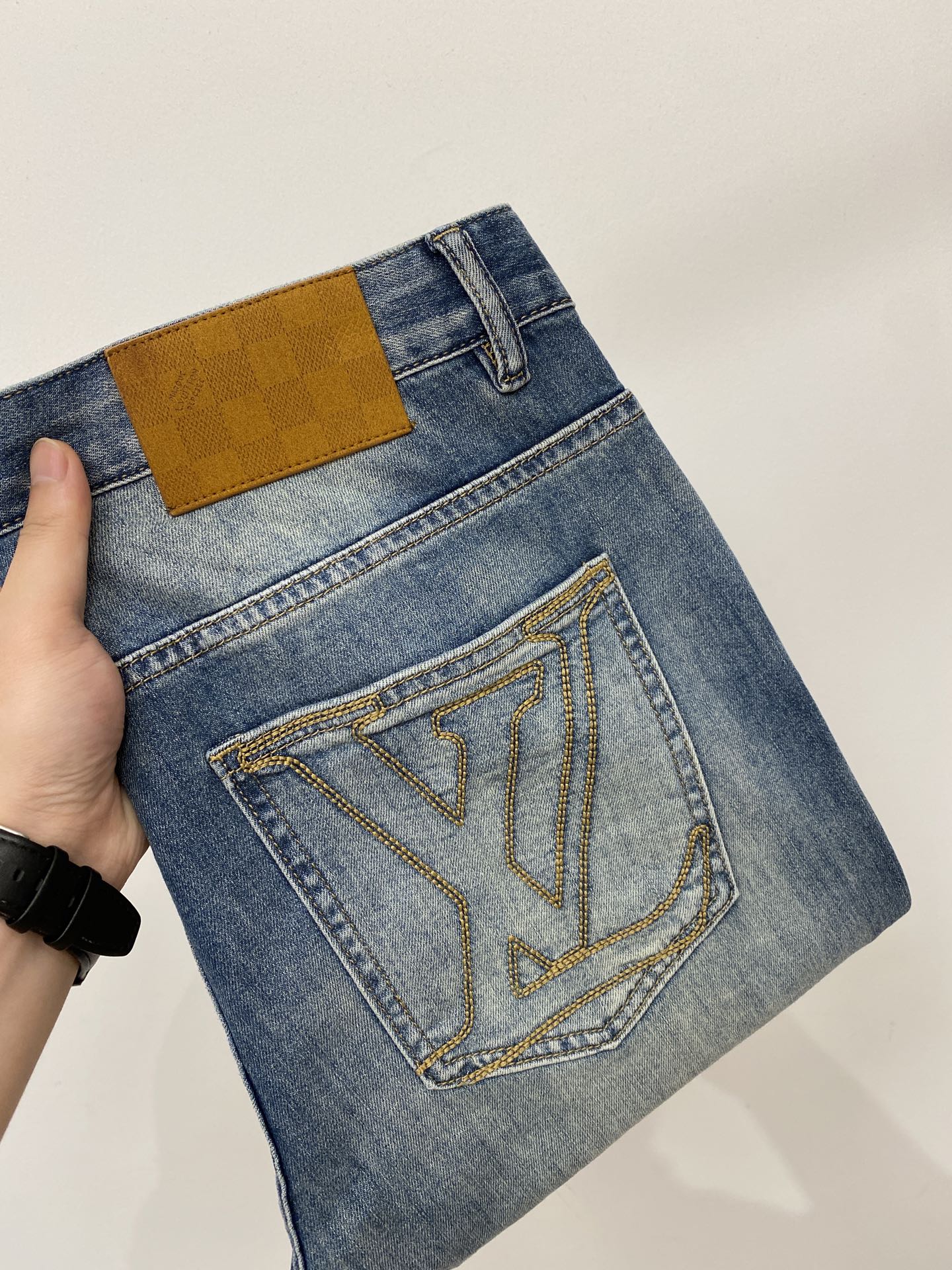 NO:845045,LV, 2026 latest products, available at counters simultaneously, original goods, washed casual jeans, imported original washed stretch fabrics, comfortable and elastic, original hardware accessories decorated with logo, super correct version, extremely high grade, counter quality, fashionable and stylish upper body, code number 29-38,, louis vuitton, jeans,19860909LV、2026最新品,专柜同步有售,原单狠货,水洗休闲牛仔裤,进口原版水洗弹力面料,舒适有弹性,原版五金辅料装饰logo,版型超正,档次极高,专柜品质,上身时尚有型,码数29-38,,louis vuitton,jeans,,Men's clothing