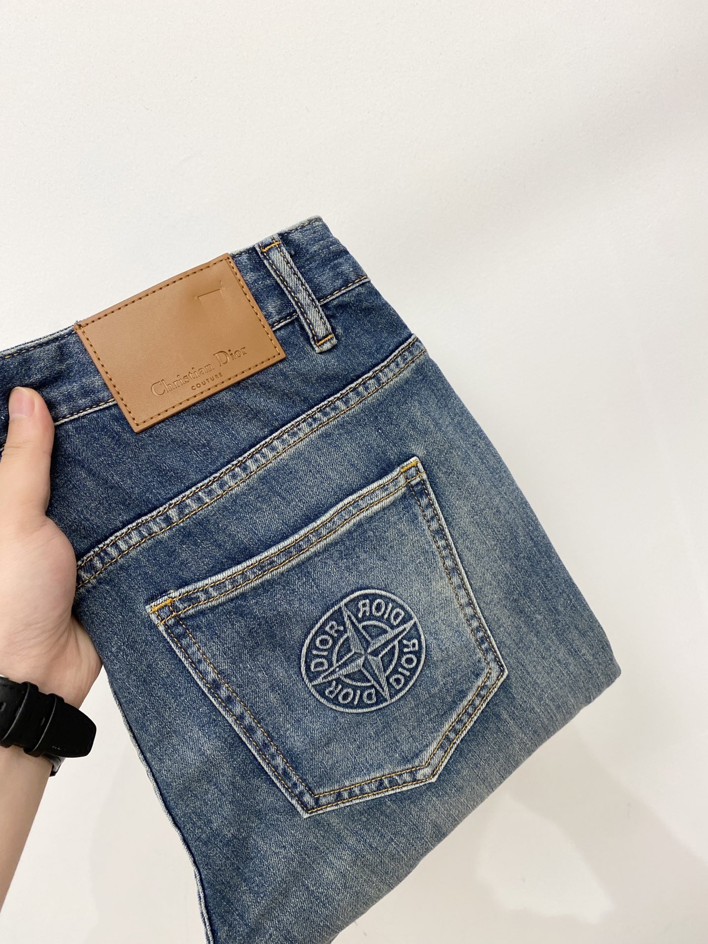 NO:845048,Dior, 2026 latest products, available at counters simultaneously, original goods, washed casual jeans, imported original washed stretch fabrics, comfortable and elastic, original hardware accessories decorated with logo, super correct version, extremely high grade, counter quality, fashionable and stylish upper body, code number 29-38,, dior, jeans,19860909迪奥、2026最新品,专柜同步有售,原单狠货,水洗休闲牛仔裤,进口原版水洗弹力面料,舒适有弹性,原版五金辅料装饰logo,版型超正,档次极高,专柜品质,上身时尚有型,码数29-38,,dior,jeans,,Men's clothing