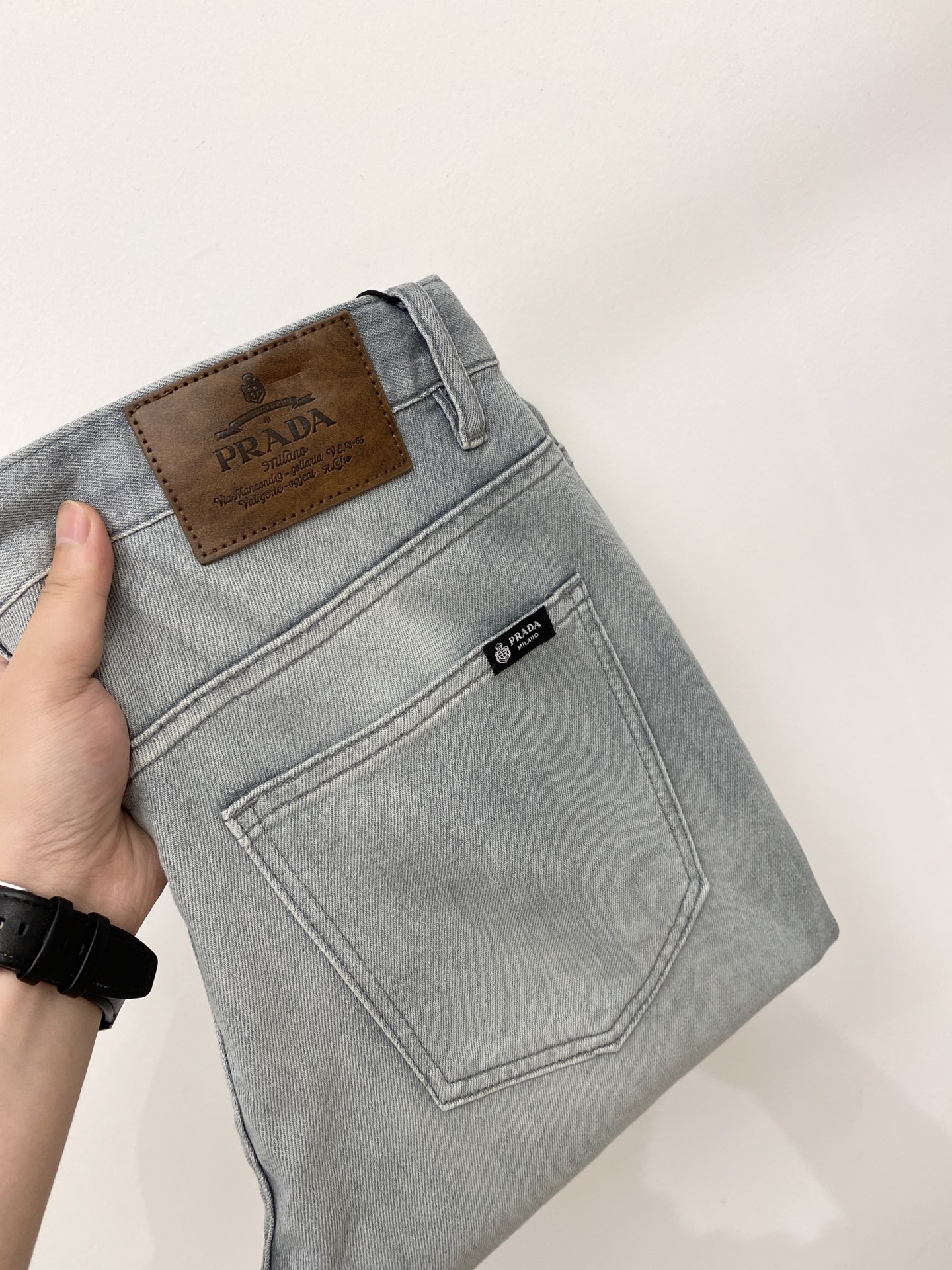 NO:845018,Prada, 2026 latest products, available at counters at the same time, original goods, washed casual jeans, imported original washed stretch fabrics, comfortable and elastic, original hardware accessories decorated with logo, super correct version, extremely high grade, counter quality, fashionable and stylish upper body, code number 29-38,, prada,jeans,19860909普拉达、2026最新品,专柜同步有售,原单狠货,水洗休闲牛仔裤,进口原版水洗弹力面料,舒适有弹性,原版五金辅料装饰logo,版型超正,档次极高,专柜品质,上身时尚有型,码数29-38,,prada,jeans,,Men's clothing