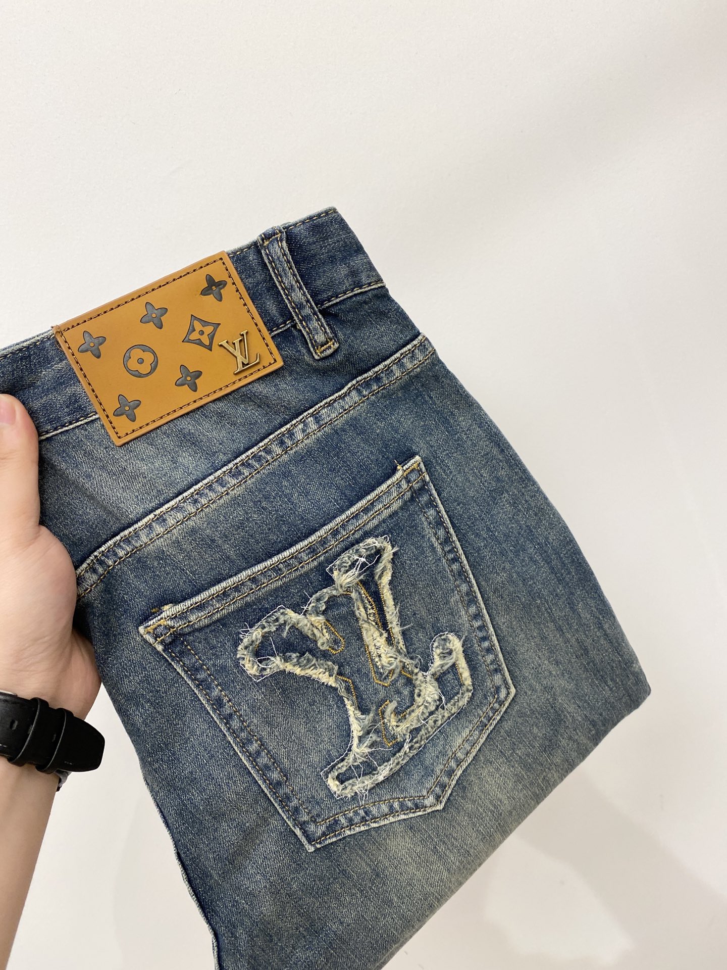 NO:845032,LV, 2026 latest products, available at counters simultaneously, original goods, washed casual jeans, imported original washed stretch fabrics, comfortable and elastic, original hardware accessories decorated with logo, super correct version, extremely high grade, counter quality, fashionable and stylish upper body, code number 29-38,, louis vuitton, jeans,19860909LV、2026最新品,专柜同步有售,原单狠货,水洗休闲牛仔裤,进口原版水洗弹力面料,舒适有弹性,原版五金辅料装饰logo,版型超正,档次极高,专柜品质,上身时尚有型,码数29-38,,louis vuitton,jeans,,Men's clothing