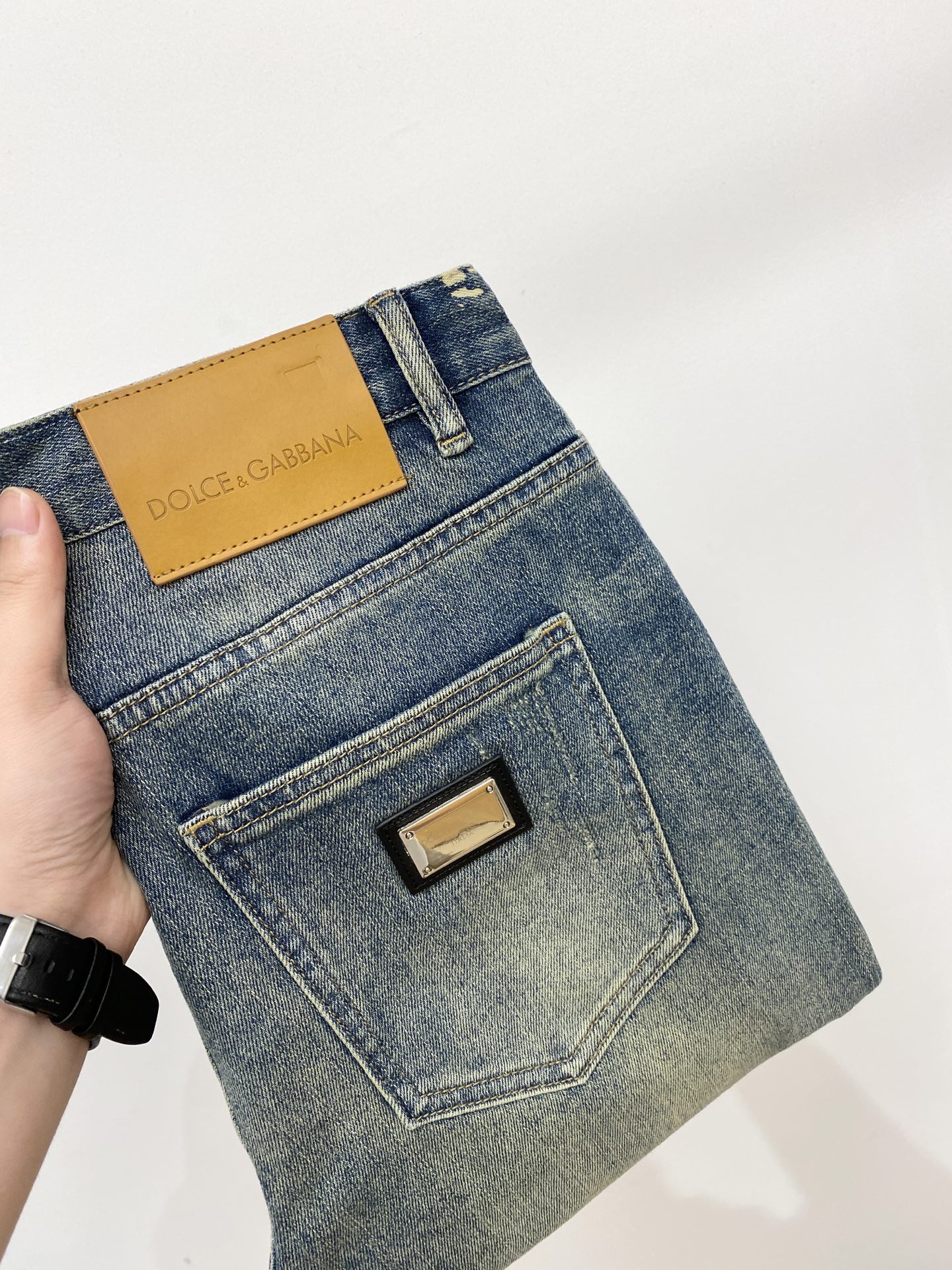 NO:845034,DG, 2026 latest products, available at counters at the same time, original goods, washed casual jeans, imported original washed stretch fabrics, comfortable and elastic, original hardware accessories decorated with logo, super correct version, extremely high grade, counter quality, fashionable and stylish upper body, code number 29-38,,jeans,19860909DG、2026最新品,专柜同步有售,原单狠货,水洗休闲牛仔裤,进口原版水洗弹力面料,舒适有弹性,原版五金辅料装饰logo,版型超正,档次极高,专柜品质,上身时尚有型,码数29-38,,jeans,,Men's clothing