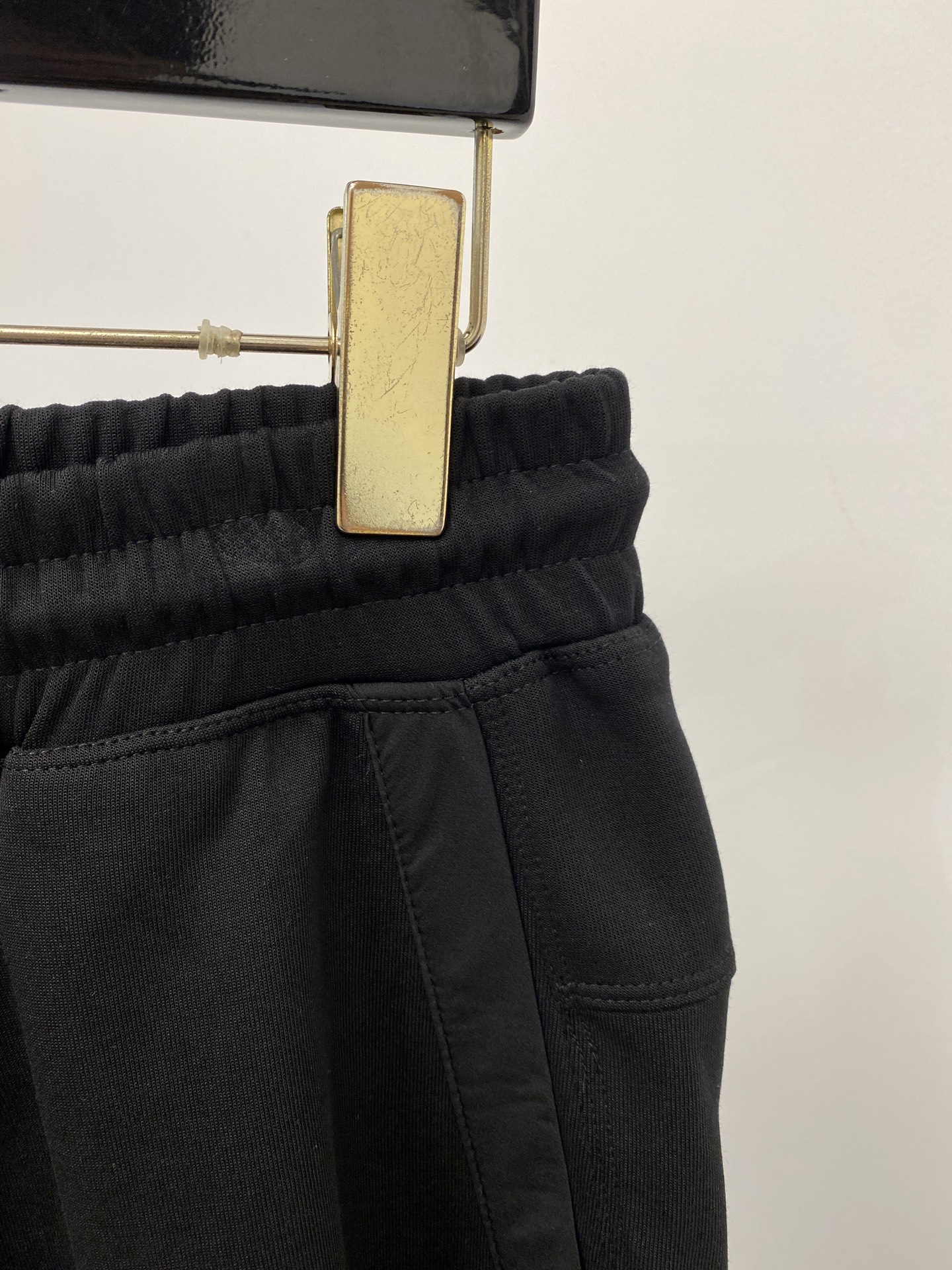 Brunello Cucinelli、2026爆款休闲短裤 高弹显瘦必爆简约百搭爆款，做工精细，每一针都