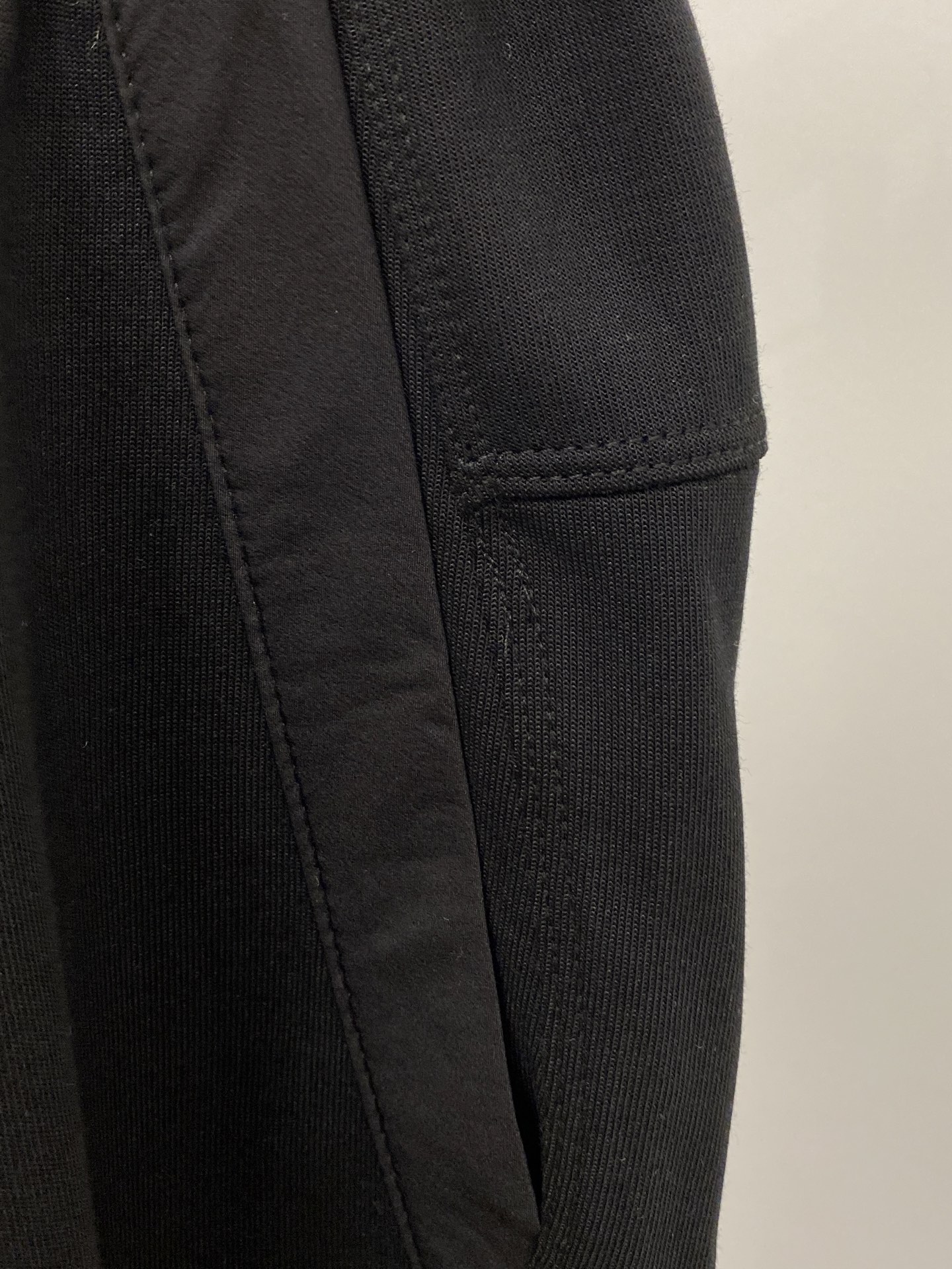 Brunello Cucinelli、2026爆款休闲短裤 高弹显瘦必爆简约百搭爆款，做工精细，每一针都
