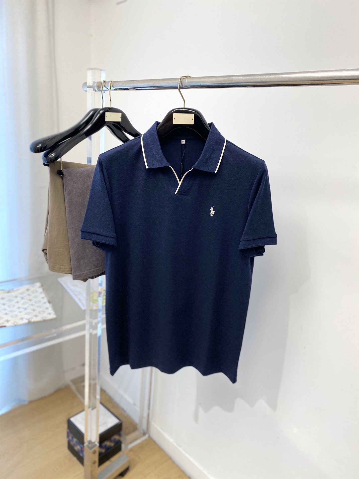 ￼POLO、2026新品短袖T恤，帅气时尚，胸前精致刺绣图案logo，简约百搭款。面料棉 不仅挺括，保持