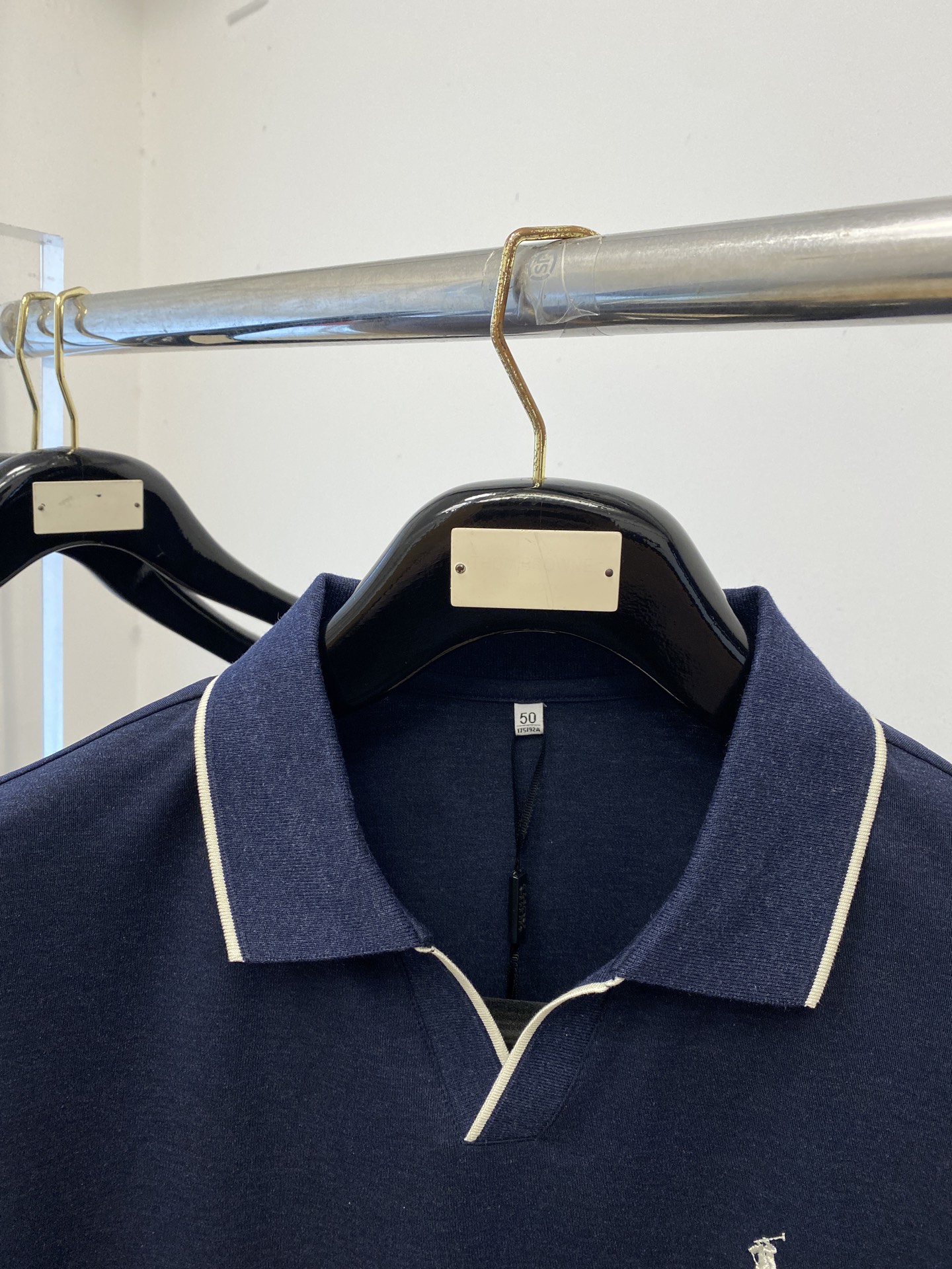 ￼POLO、2026新品短袖T恤，帅气时尚，胸前精致刺绣图案logo，简约百搭款。面料棉 不仅挺括，保持