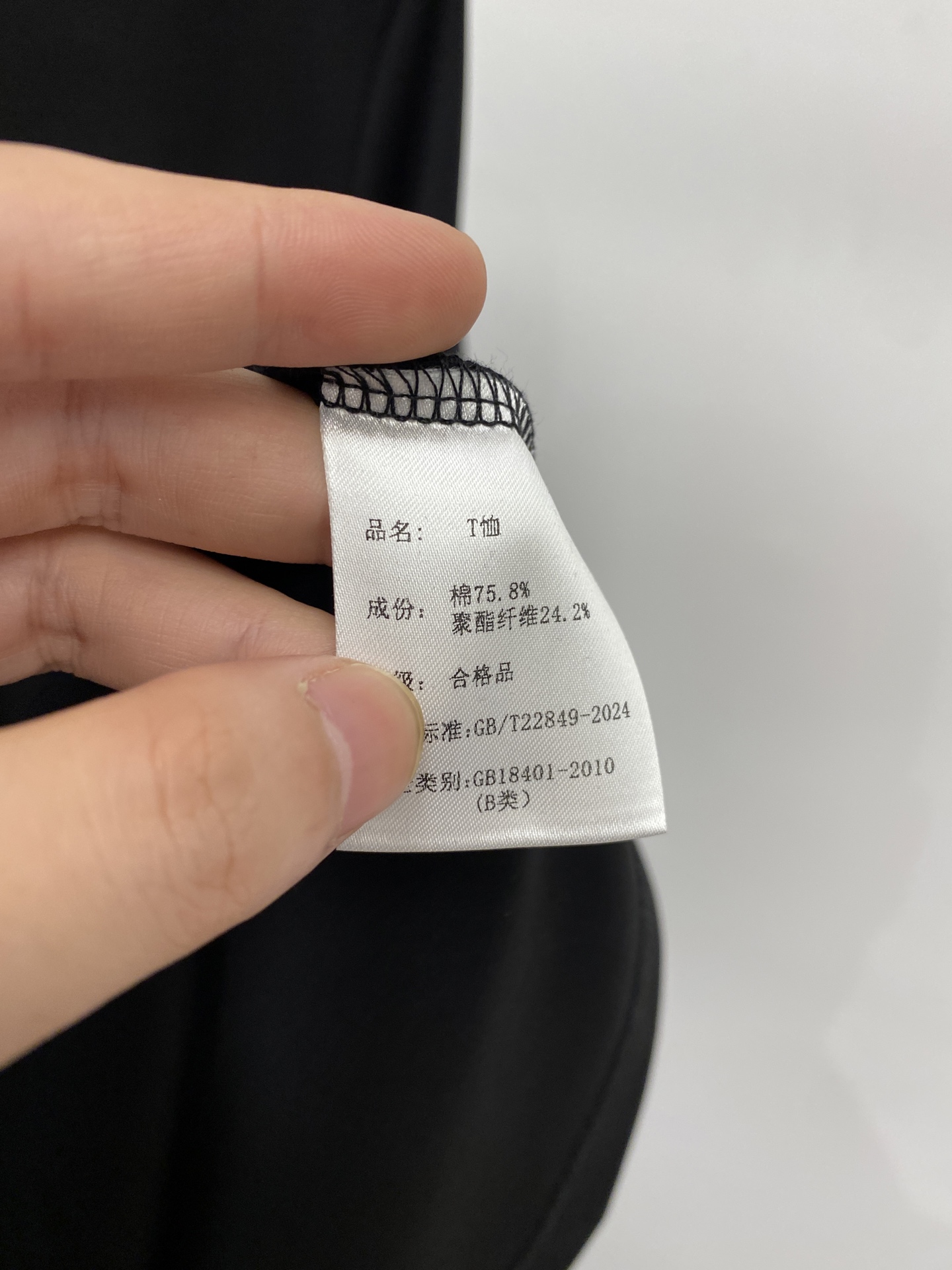 范思哲、2026新品短袖T恤，帅气时尚，胸前精致刺绣图案logo，简约百搭款。面料棉 不仅挺括，保持潮流