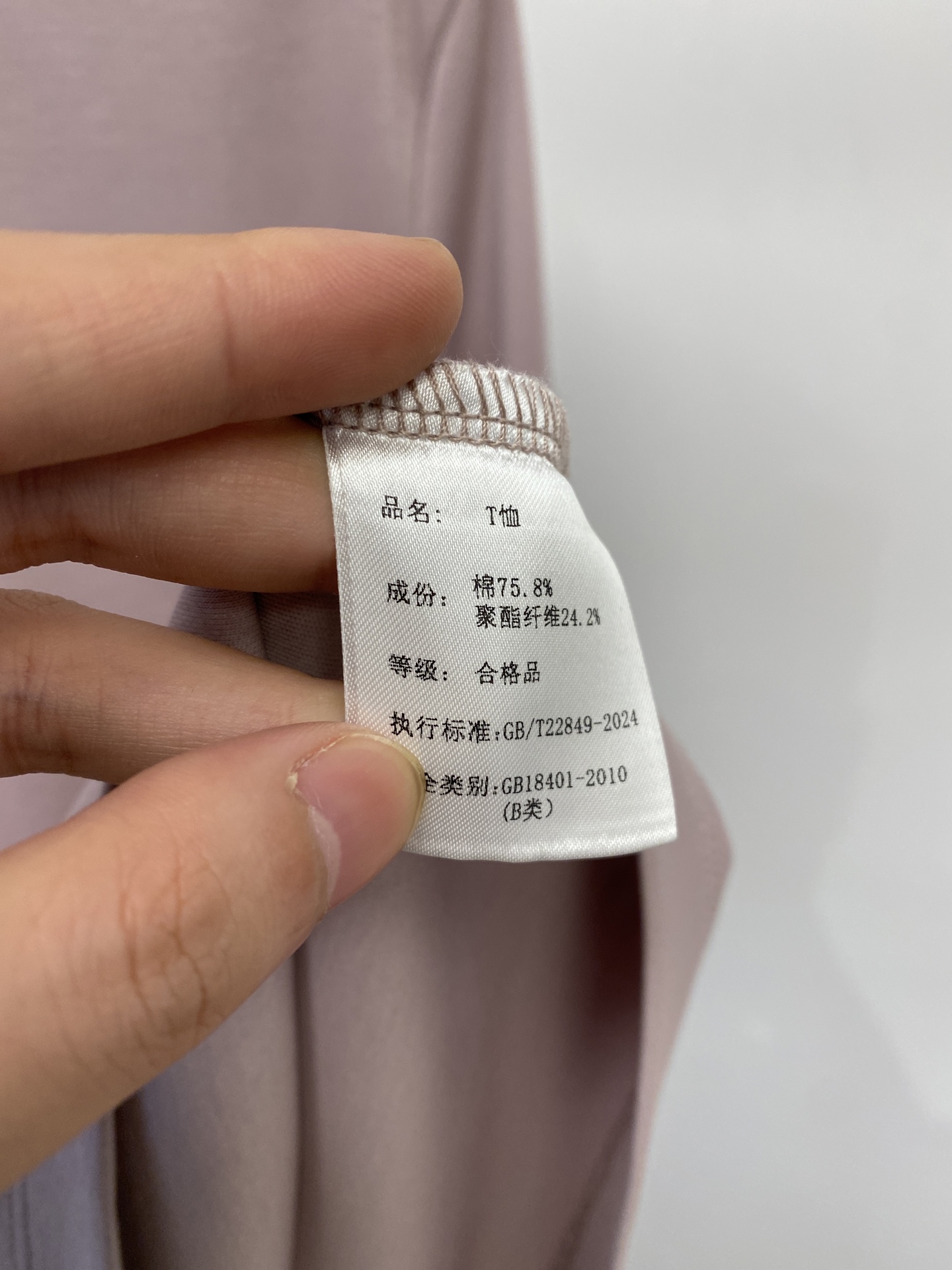 范思哲、2026新品短袖T恤，帅气时尚，胸前精致刺绣图案logo，简约百搭款。面料棉 不仅挺括，保持潮流