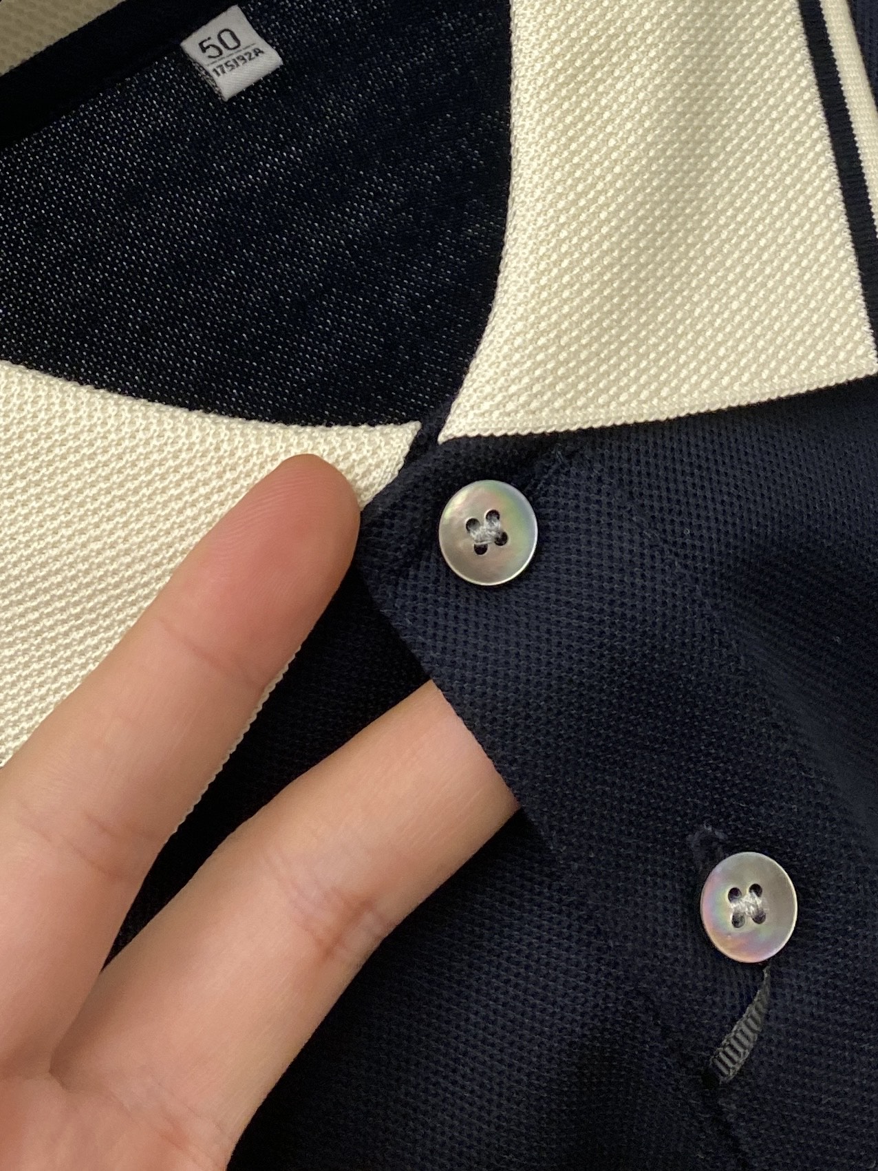 Loro Piana、2026新品短袖T恤，帅气时尚，胸前精致刺绣字母图案logo，简约百搭款。面料棉 