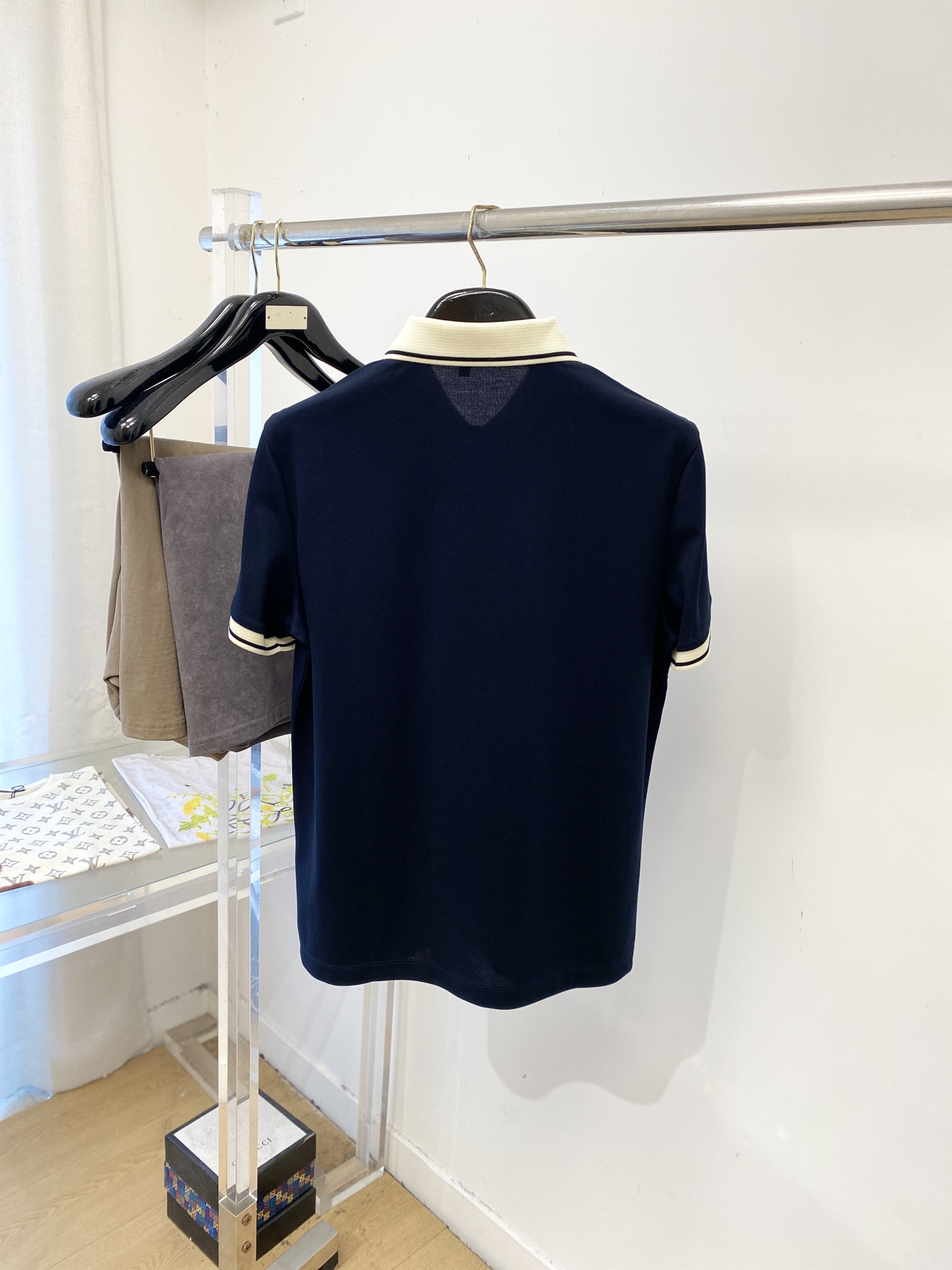 Loro Piana、2026新品短袖T恤，帅气时尚，胸前精致刺绣字母图案logo，简约百搭款。面料棉 