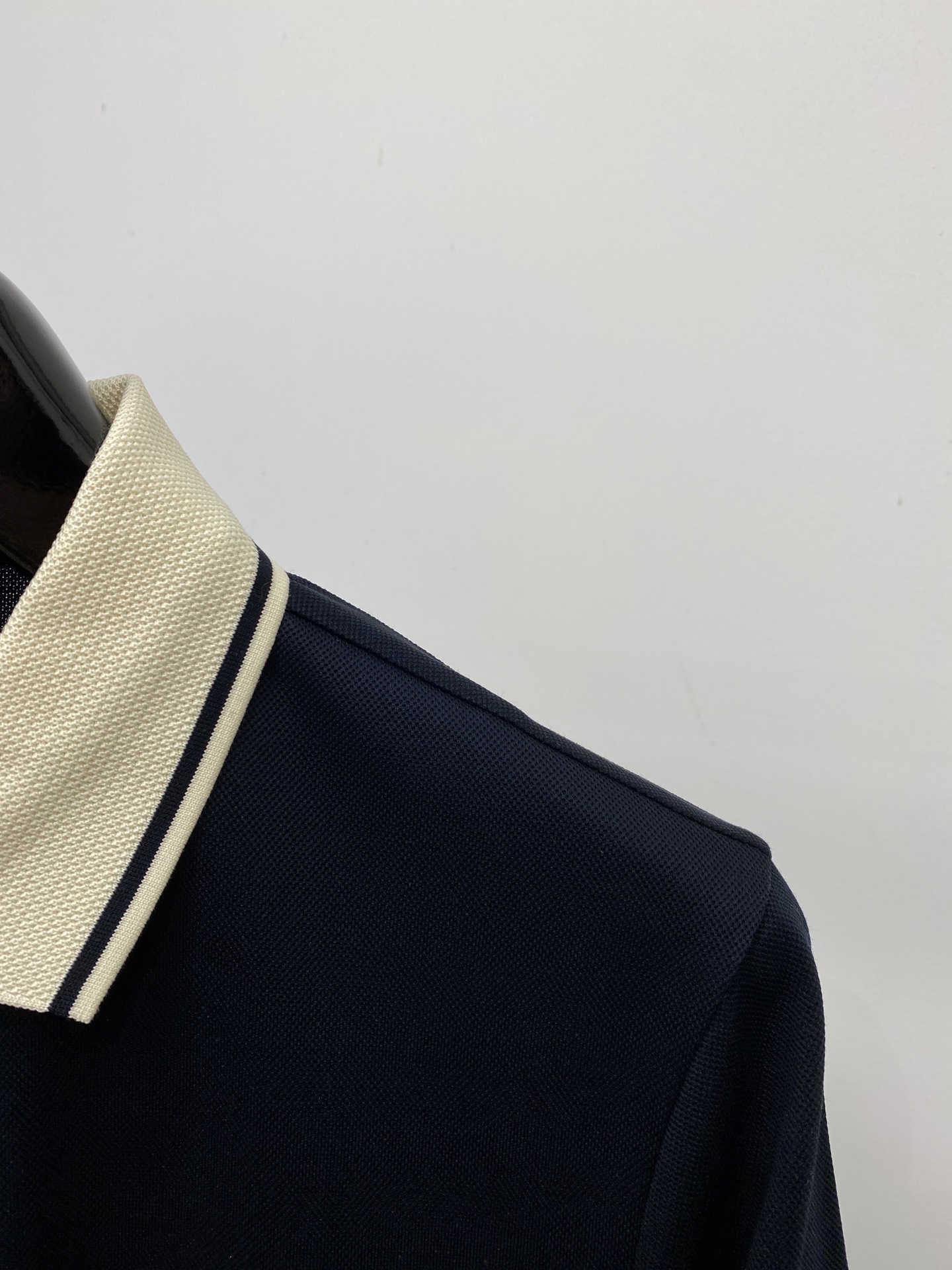 Loro Piana、2026新品短袖T恤，帅气时尚，胸前精致刺绣字母图案logo，简约百搭款。面料棉 
