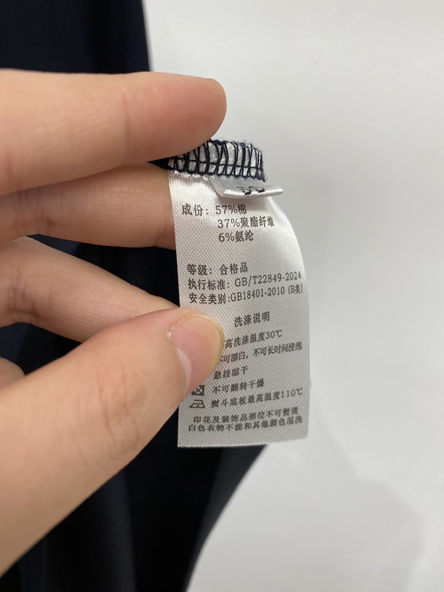 Loro Piana、2026新品短袖T恤，帅气时尚，胸前精致刺绣字母图案logo，简约百搭款。面料棉 
